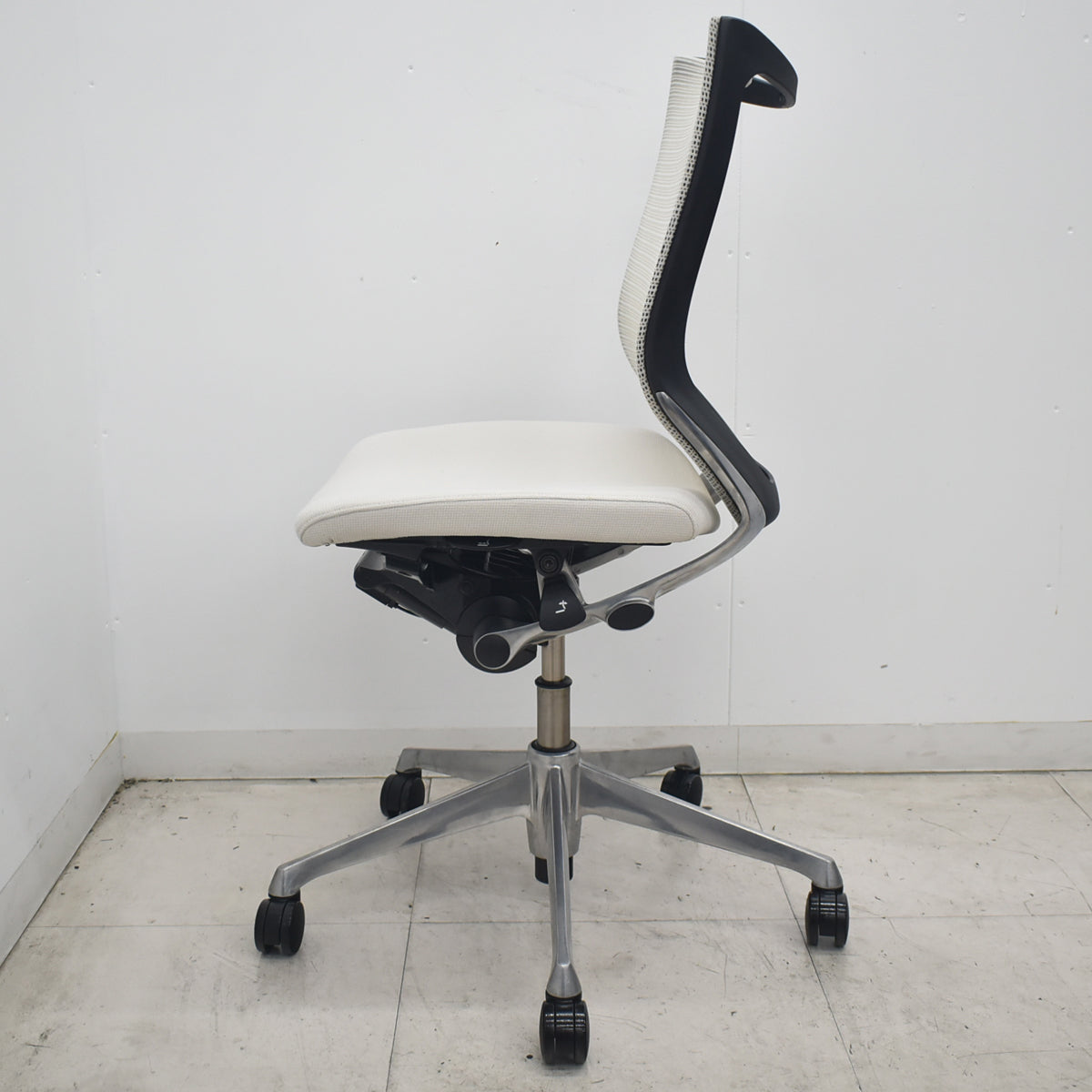 【中古】オカムラ　バロン　ローバック　ポリッシュ脚　肘なし　ホワイト　2026072802【中古オフィス家具】