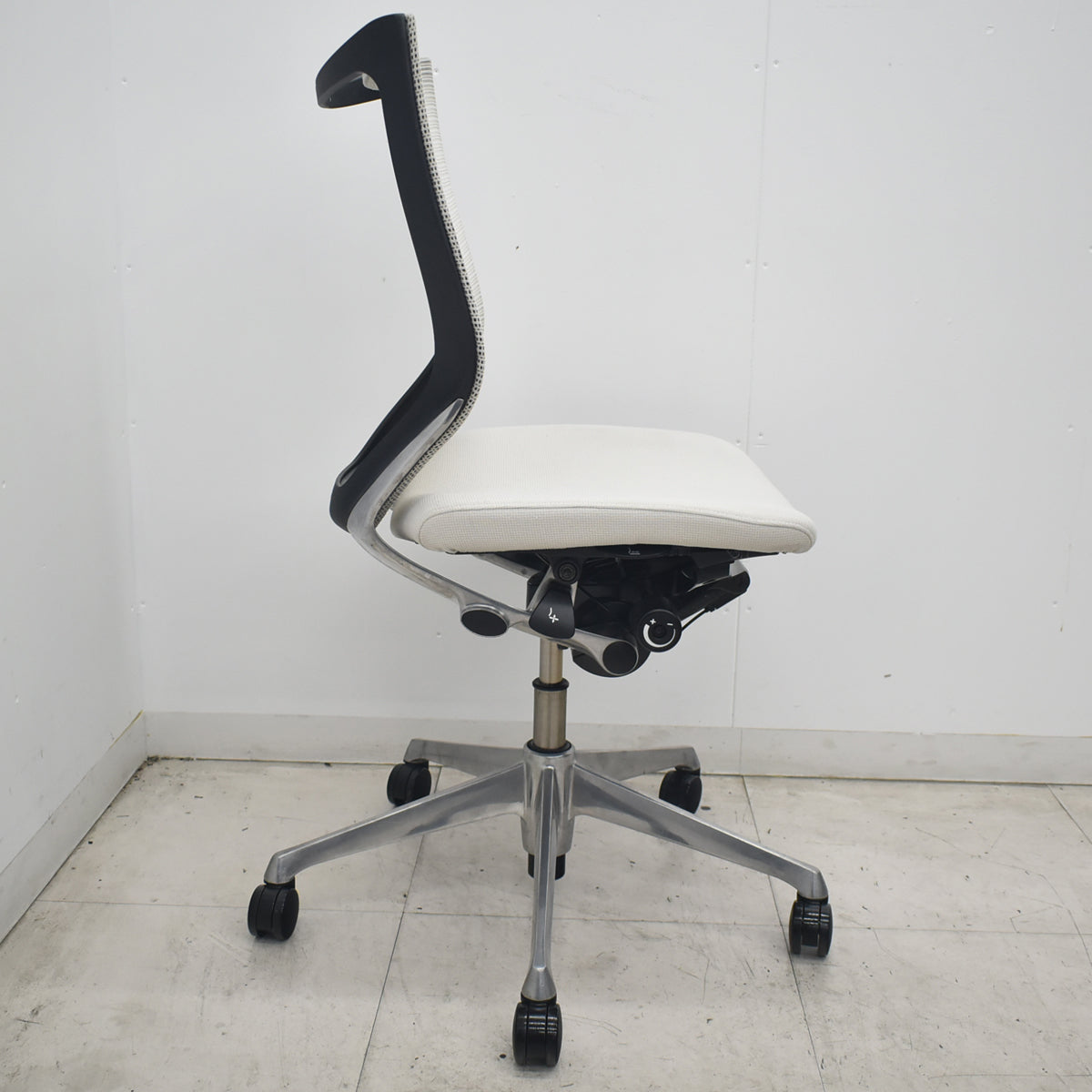 【中古】オカムラ　バロン　ローバック　ポリッシュ脚　肘なし　ホワイト　2026072802【中古オフィス家具】