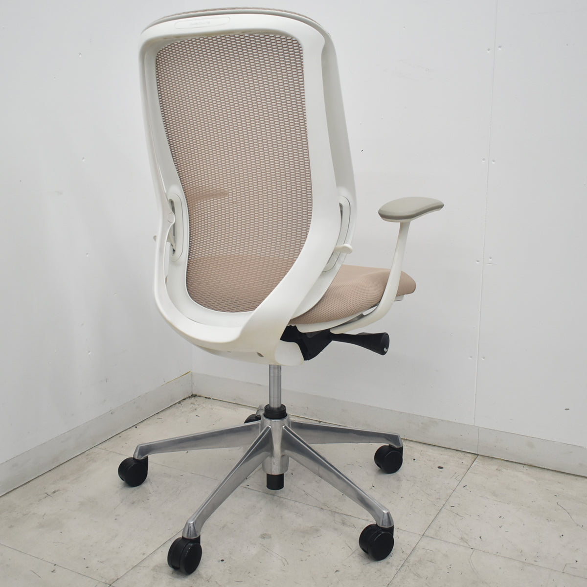 【中古】オカムラ　シルフィー　ハイバック　固定肘　バックカーブアジャスト　前傾機能　ポリッシュ脚　ベージュ　2026072803【中古オフィス家具】