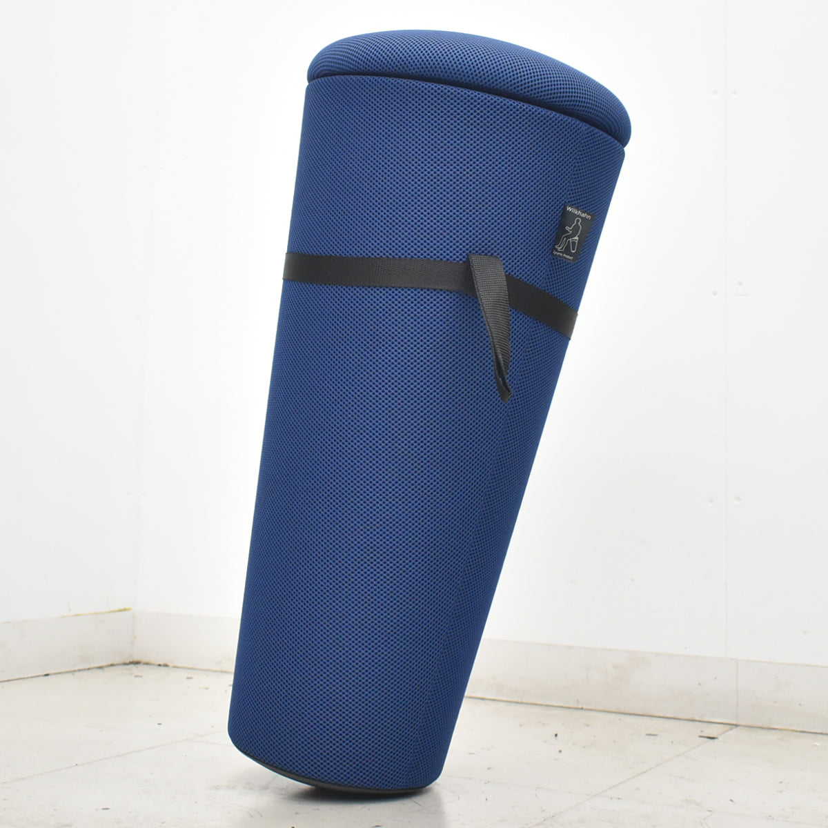 【中古】ウィルクハーン　202 range Stand-up　スツール　未使用品　コバルトブルー　2026072904【中古オフィス家具】
