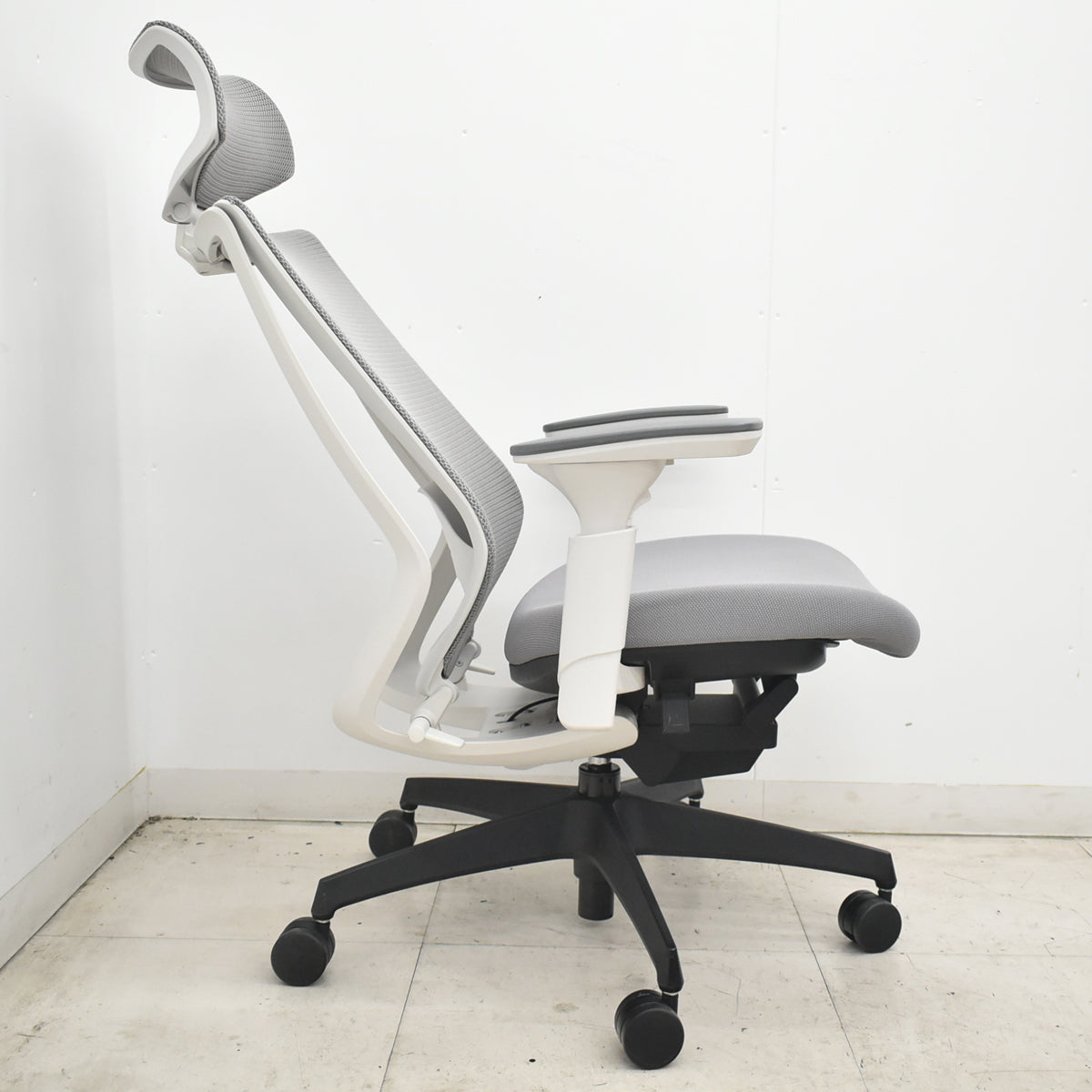 【中古】コクヨ　デュオラ　エクストラハイバック　可動ヘッドレスト　可動肘　クランクスライドアーム　ランバーサポート　グレー　2026072905【中古オフィス家具】