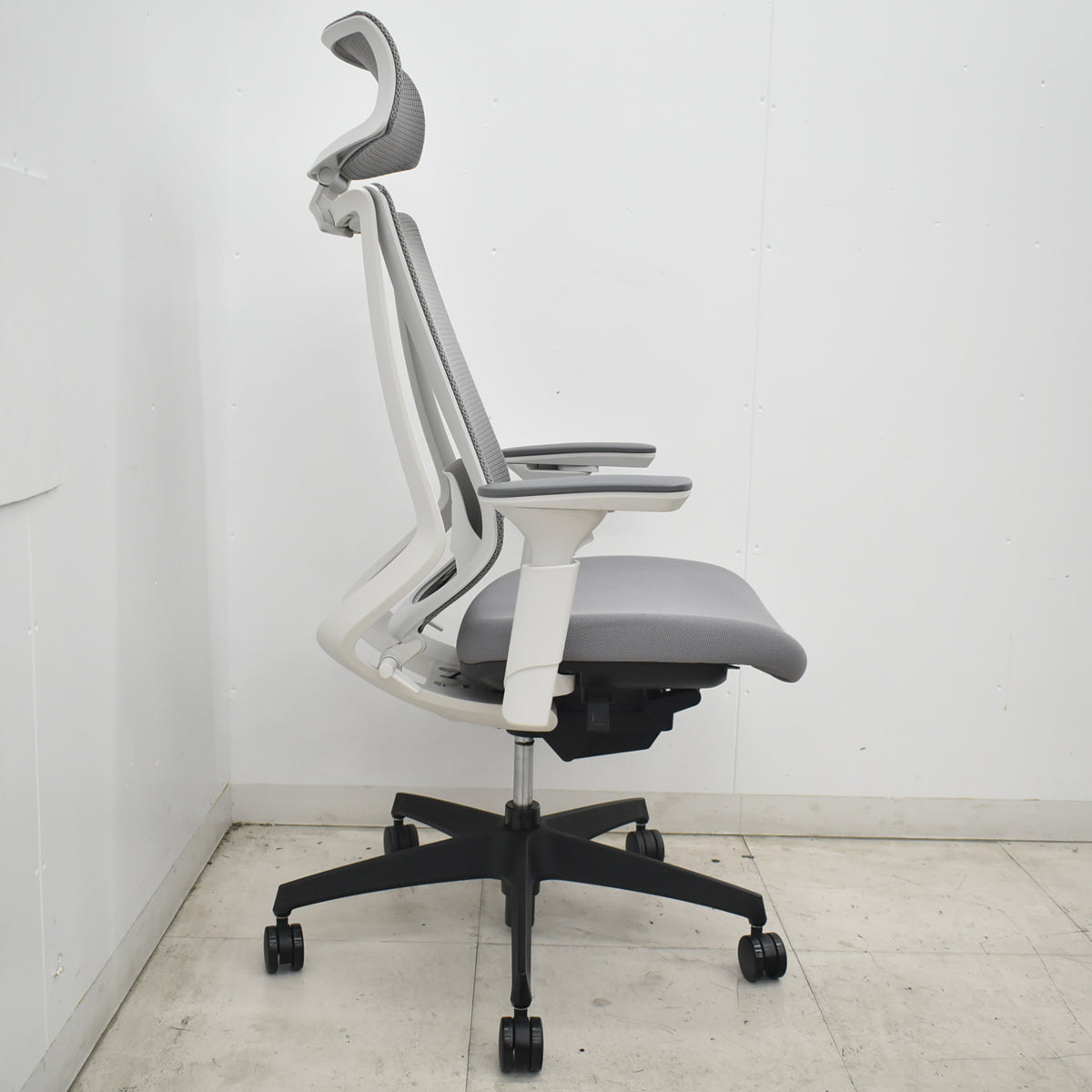 【中古】コクヨ　デュオラ　エクストラハイバック　可動ヘッドレスト　可動肘　クランクスライドアーム　ランバーサポート　グレー　2026072905【中古オフィス家具】