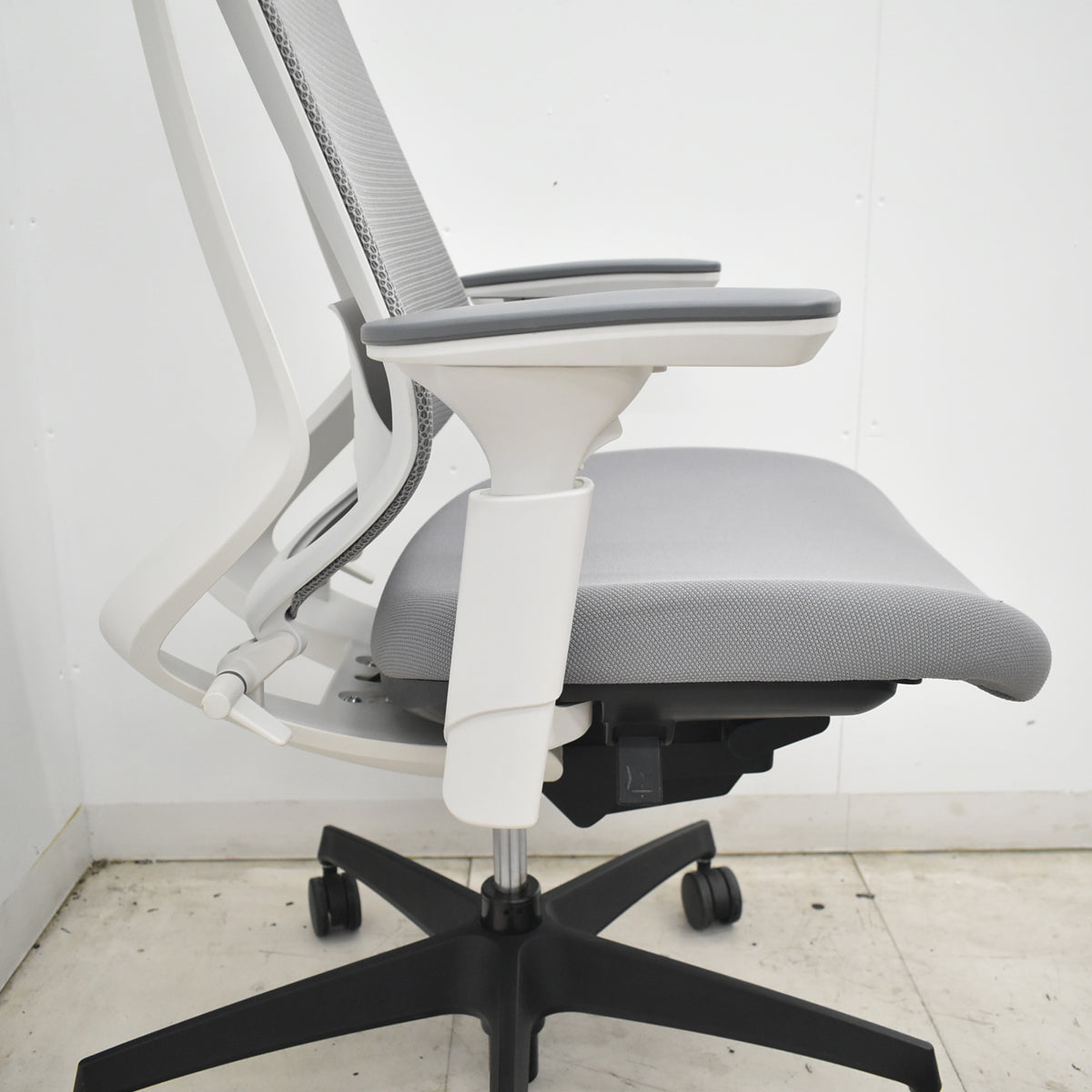【中古】コクヨ　デュオラ　エクストラハイバック　可動ヘッドレスト　可動肘　クランクスライドアーム　ランバーサポート　グレー　2026072905【中古オフィス家具】