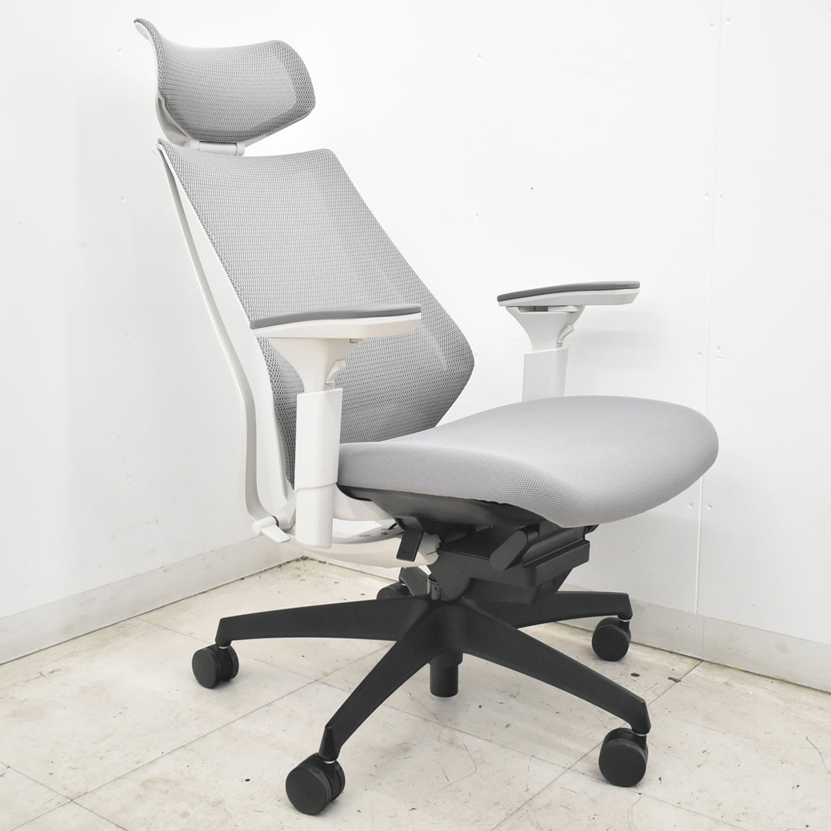 【中古】コクヨ　デュオラ　エクストラハイバック　可動ヘッドレスト　可動肘　クランクスライドアーム　ランバーサポート　グレー　2026072905【中古オフィス家具】