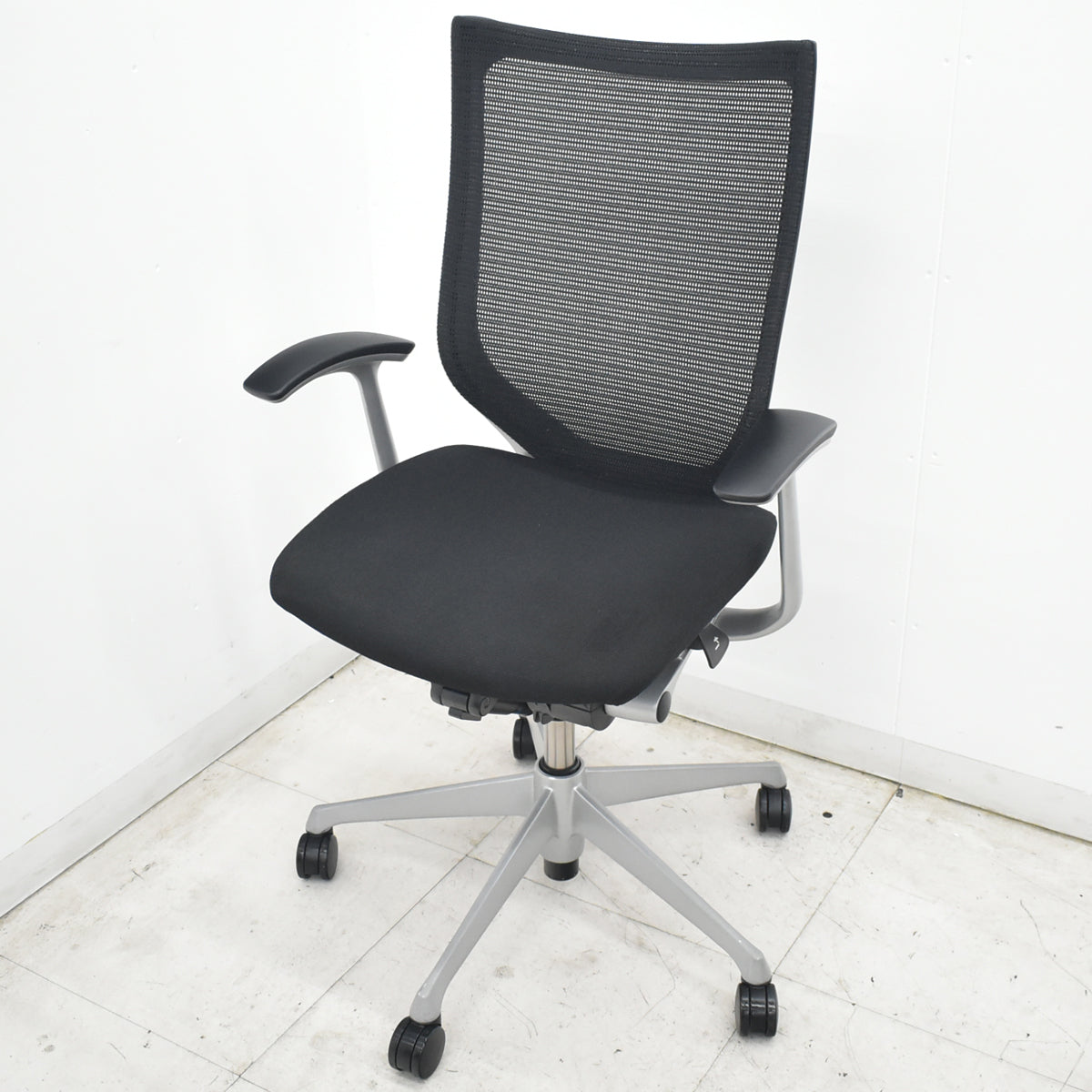 【中古】[難有]オカムラ　バロン　ハイバック　固定肘　シルバー脚　ブラック　2026072907【中古オフィス家具】