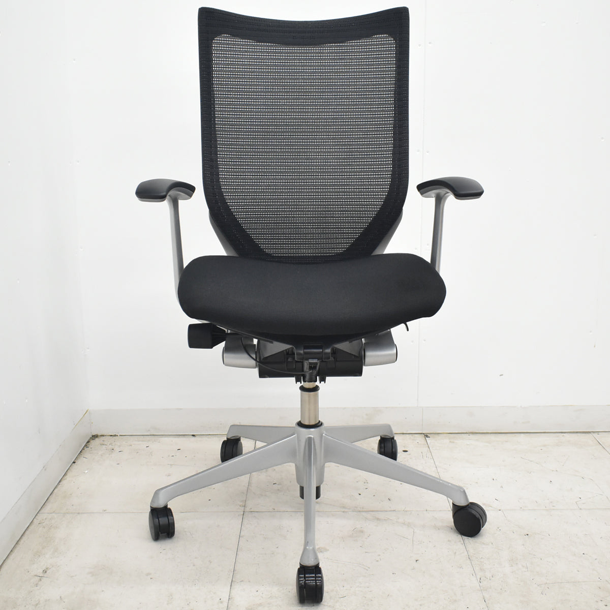 【中古】[難有]オカムラ　バロン　ハイバック　固定肘　シルバー脚　ブラック　2026072907【中古オフィス家具】