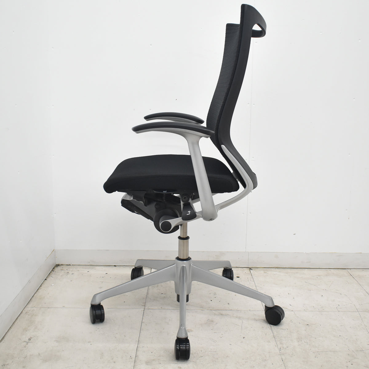 【中古】[難有]オカムラ　バロン　ハイバック　固定肘　シルバー脚　ブラック　2026072907【中古オフィス家具】