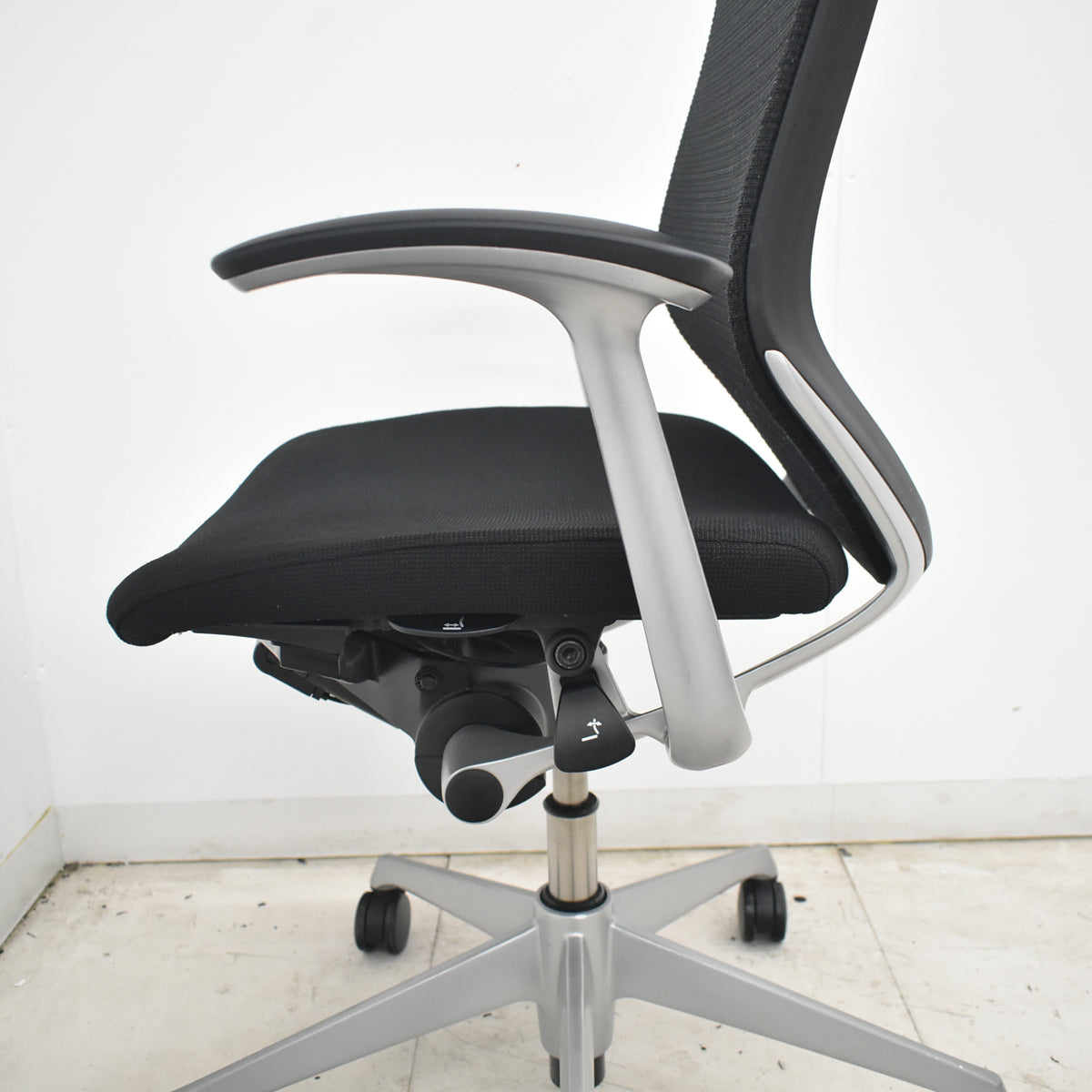 【中古】[難有]オカムラ　バロン　ハイバック　固定肘　シルバー脚　ブラック　2026072907【中古オフィス家具】