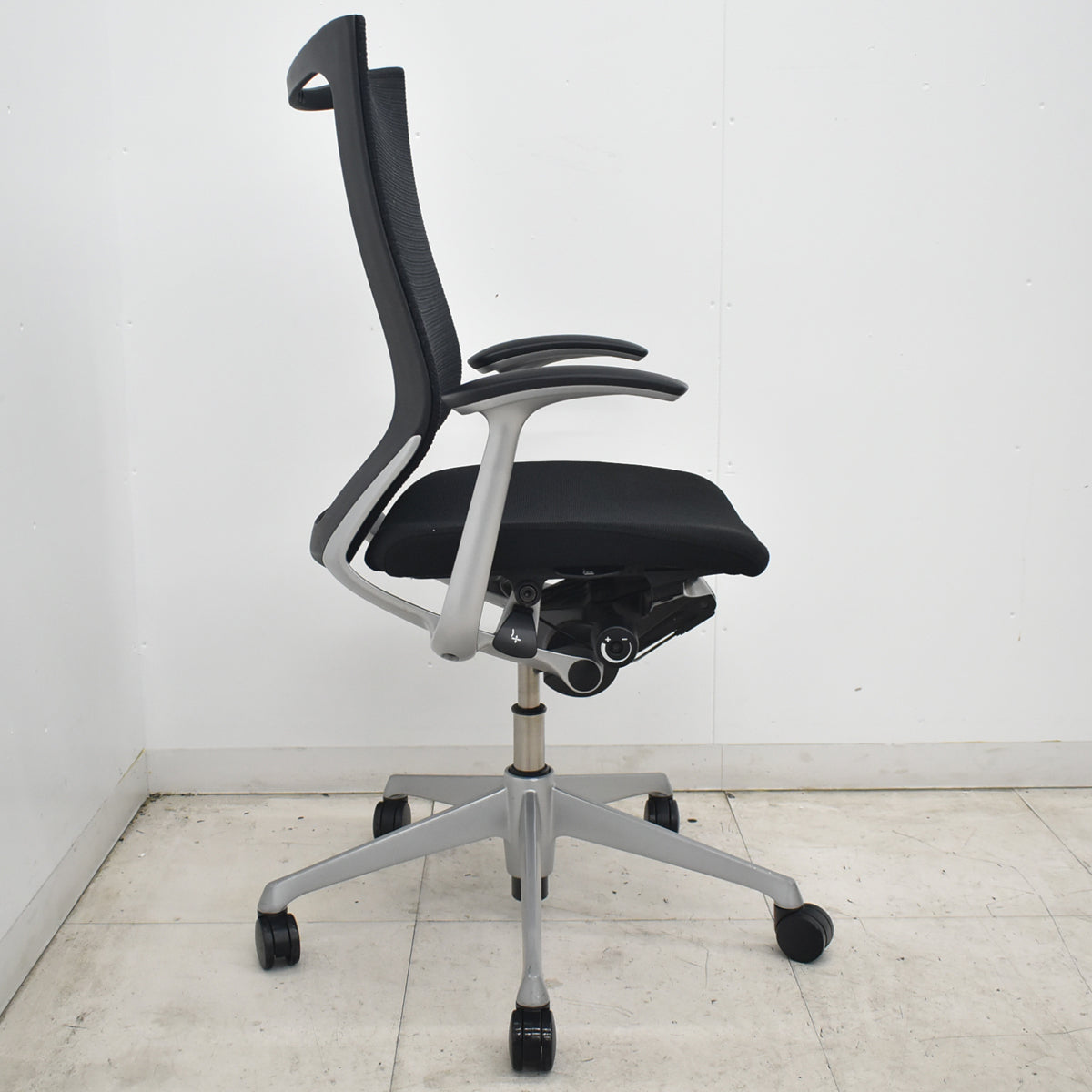 【中古】[難有]オカムラ　バロン　ハイバック　固定肘　シルバー脚　ブラック　2026072907【中古オフィス家具】