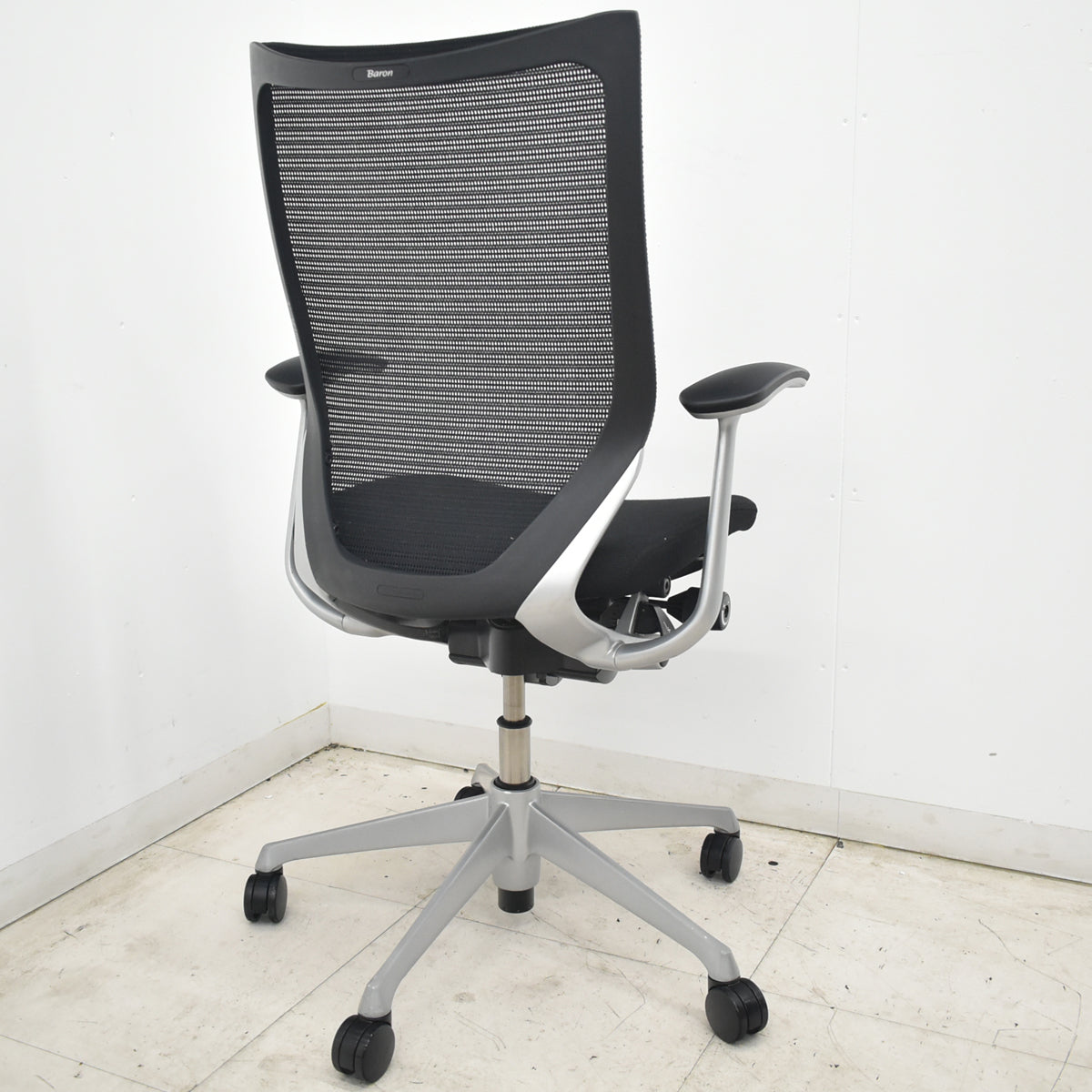 【中古】[難有]オカムラ　バロン　ハイバック　固定肘　シルバー脚　ブラック　2026072907【中古オフィス家具】