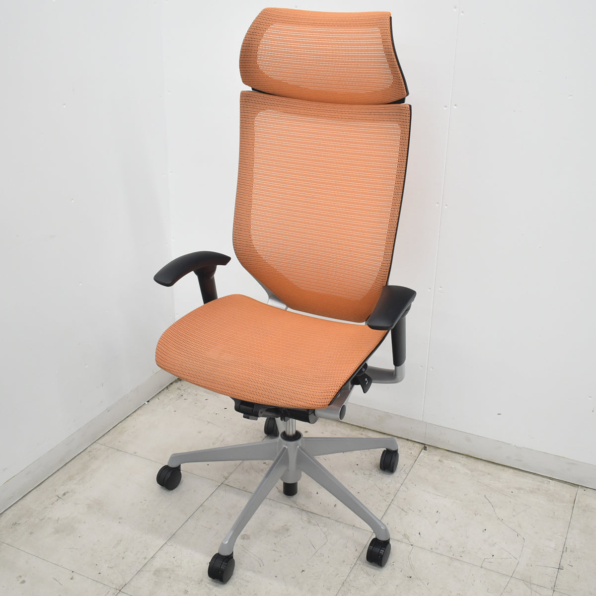 【中古】オカムラ　バロン　エクストラハイバック　可動肘　固定ヘッドレスト　シルバー脚　オレンジ　2026073001【中古オフィス家具】