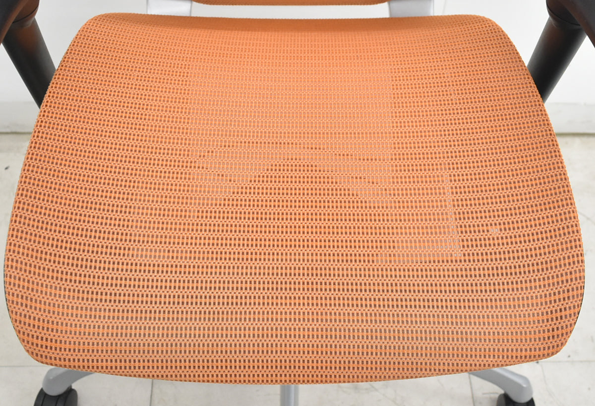 【中古】オカムラ　バロン　エクストラハイバック　可動肘　固定ヘッドレスト　シルバー脚　オレンジ　2026073001【中古オフィス家具】