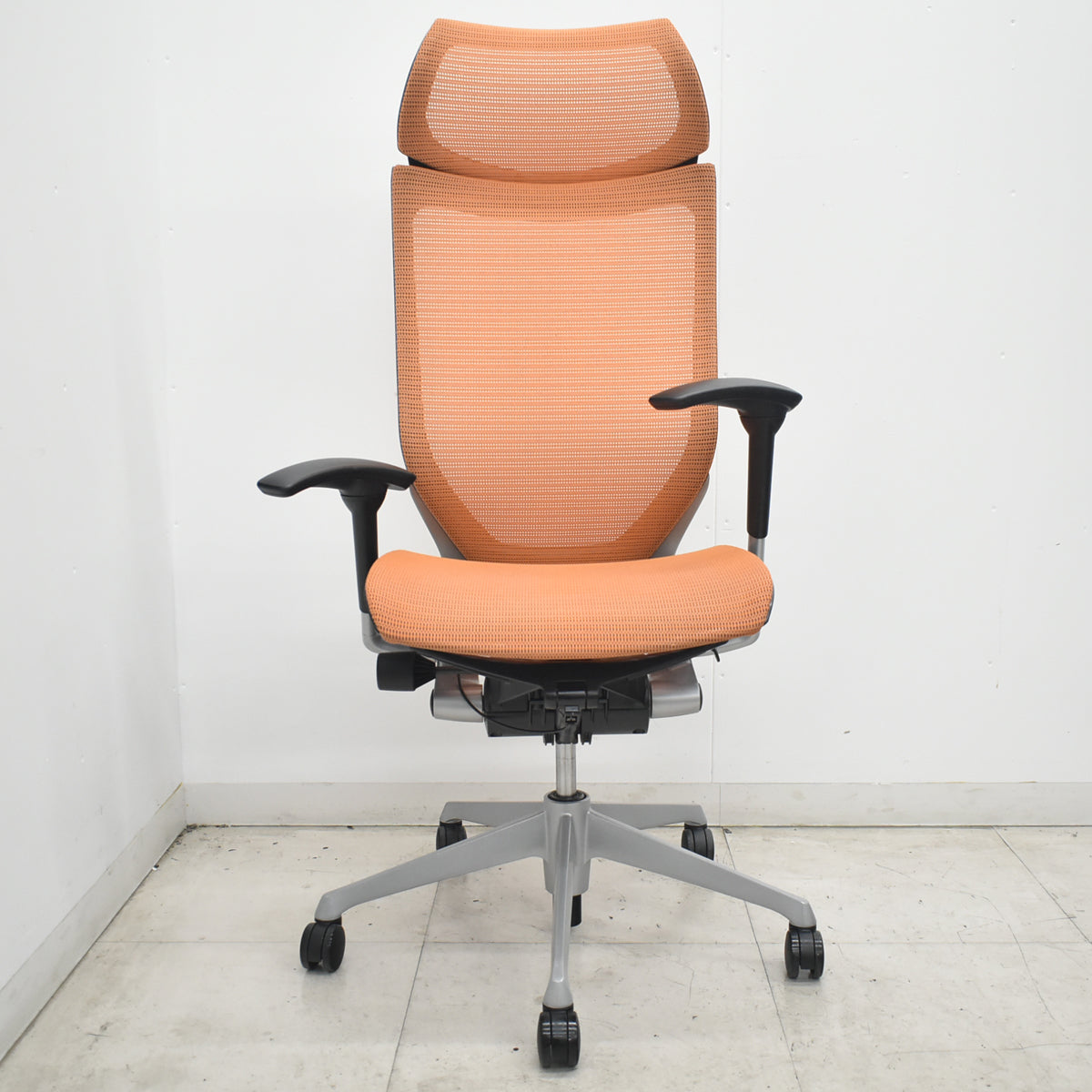 【中古】オカムラ　バロン　エクストラハイバック　可動肘　固定ヘッドレスト　シルバー脚　オレンジ　2026073001【中古オフィス家具】
