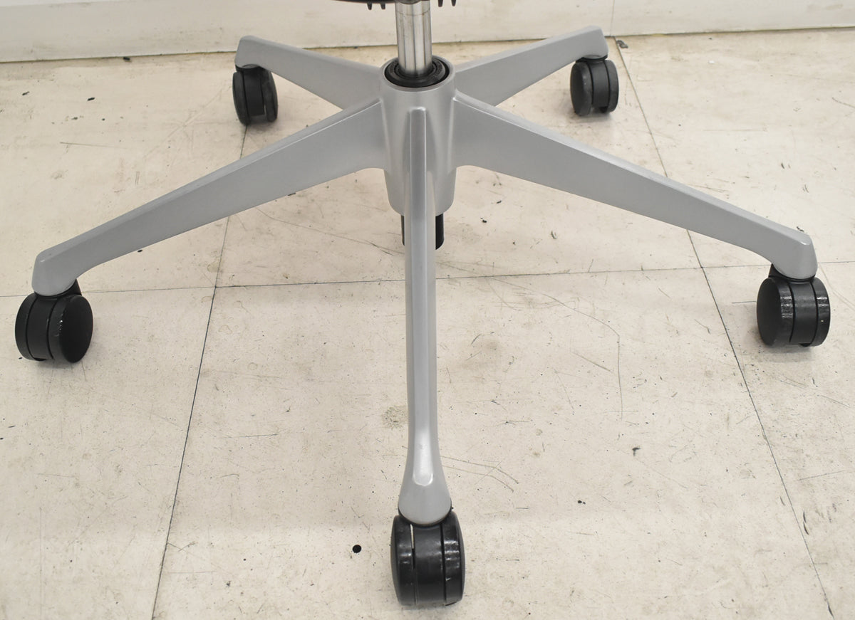 【中古】オカムラ　バロン　エクストラハイバック　可動肘　固定ヘッドレスト　シルバー脚　オレンジ　2026073001【中古オフィス家具】