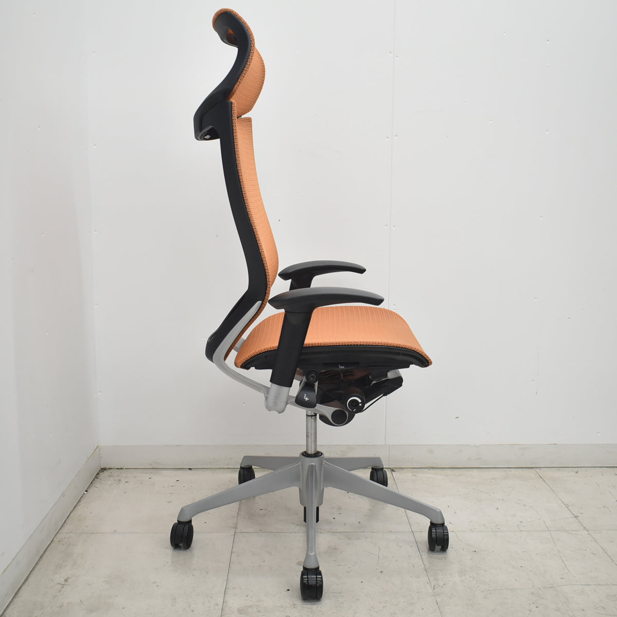 【中古】オカムラ　バロン　エクストラハイバック　可動肘　固定ヘッドレスト　シルバー脚　オレンジ　2026073001【中古オフィス家具】