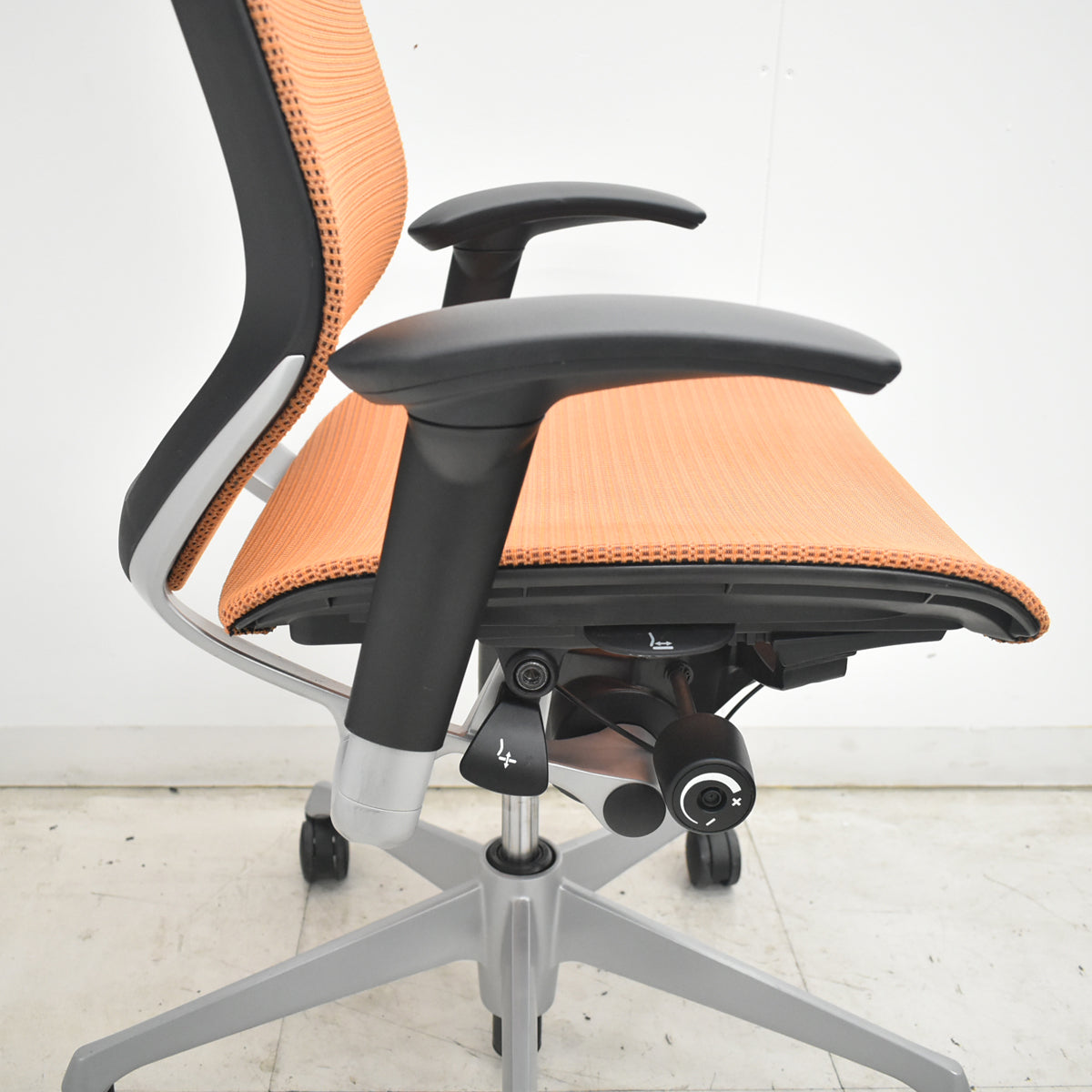 【中古】オカムラ　バロン　エクストラハイバック　可動肘　固定ヘッドレスト　シルバー脚　オレンジ　2026073001【中古オフィス家具】