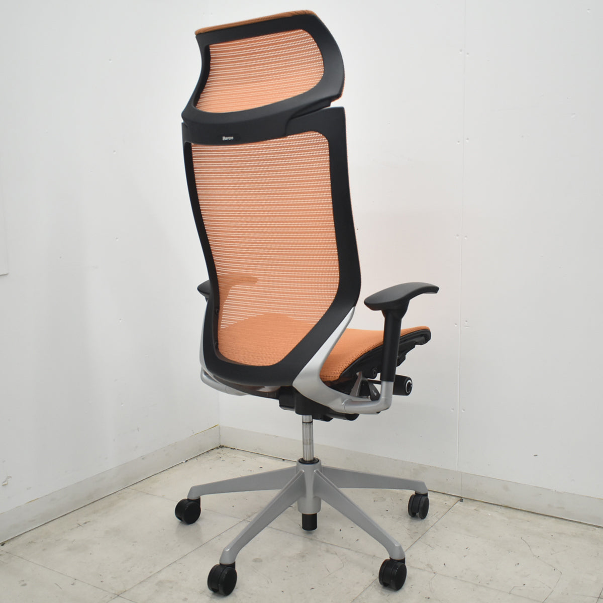 【中古】オカムラ　バロン　エクストラハイバック　可動肘　固定ヘッドレスト　シルバー脚　オレンジ　2026073001【中古オフィス家具】