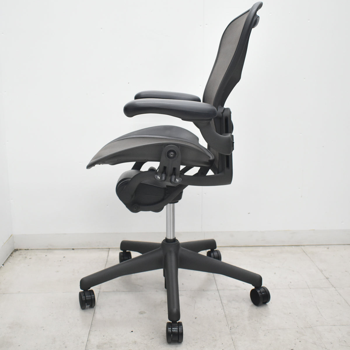 【中古】ハーマンミラー　アーロンチェア　Bサイズ　フル装備　ランバーサポート　ブラウン　2026073004【中古オフィス家具】