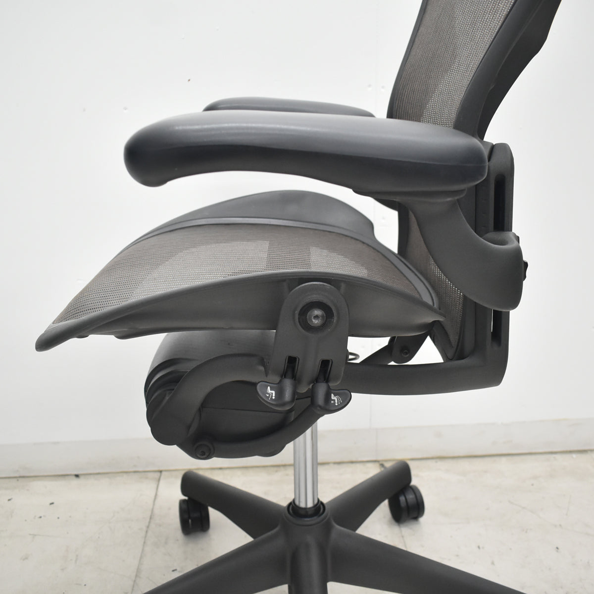 【中古】ハーマンミラー　アーロンチェア　Bサイズ　フル装備　ランバーサポート　ブラウン　2026073004【中古オフィス家具】