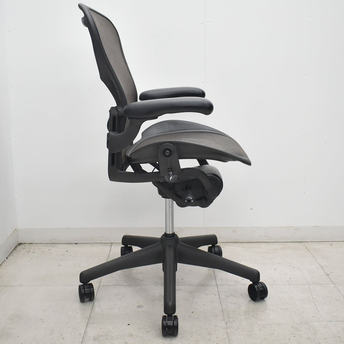 【中古】ハーマンミラー　アーロンチェア　Bサイズ　フル装備　ランバーサポート　ブラウン　2026073004【中古オフィス家具】