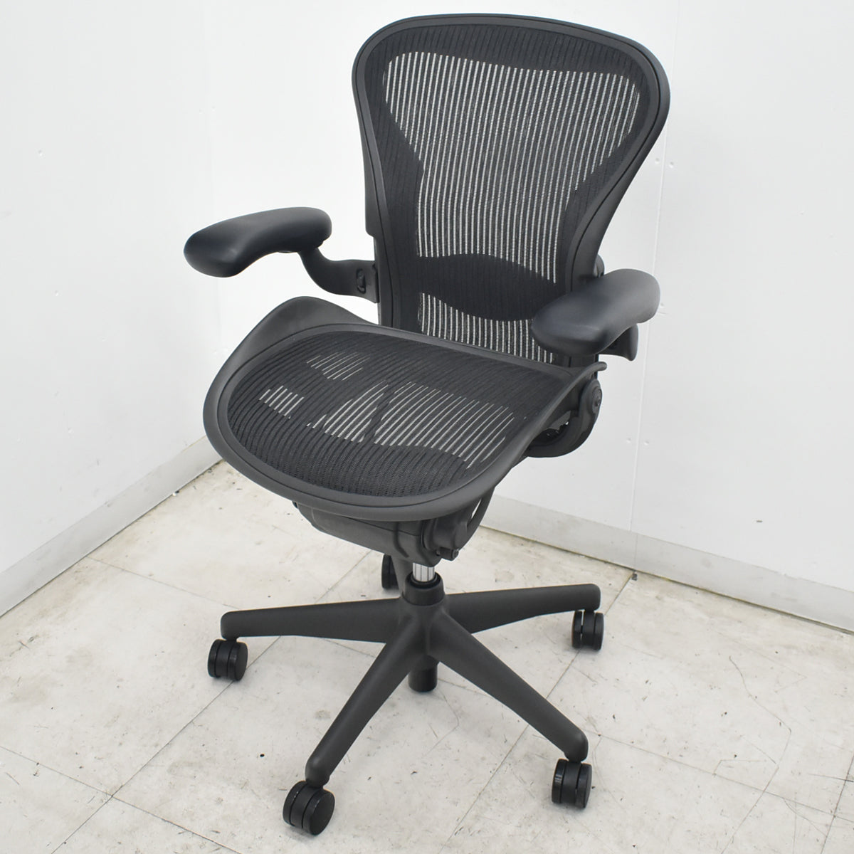 【中古】ハーマンミラー　アーロンチェア　Aサイズ　可動肘　ランバーサポート　前傾・リクライニング調整なし　昇降ガス新品　ブラック　2026073005【中古オフィス家具】