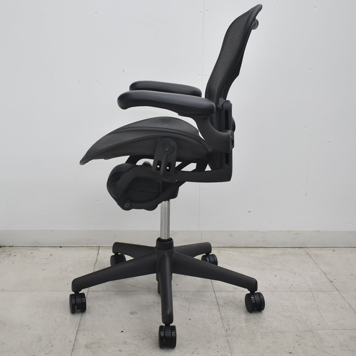 【中古】ハーマンミラー　アーロンチェア　Aサイズ　可動肘　ランバーサポート　前傾・リクライニング調整なし　昇降ガス新品　ブラック　2026073005【中古オフィス家具】
