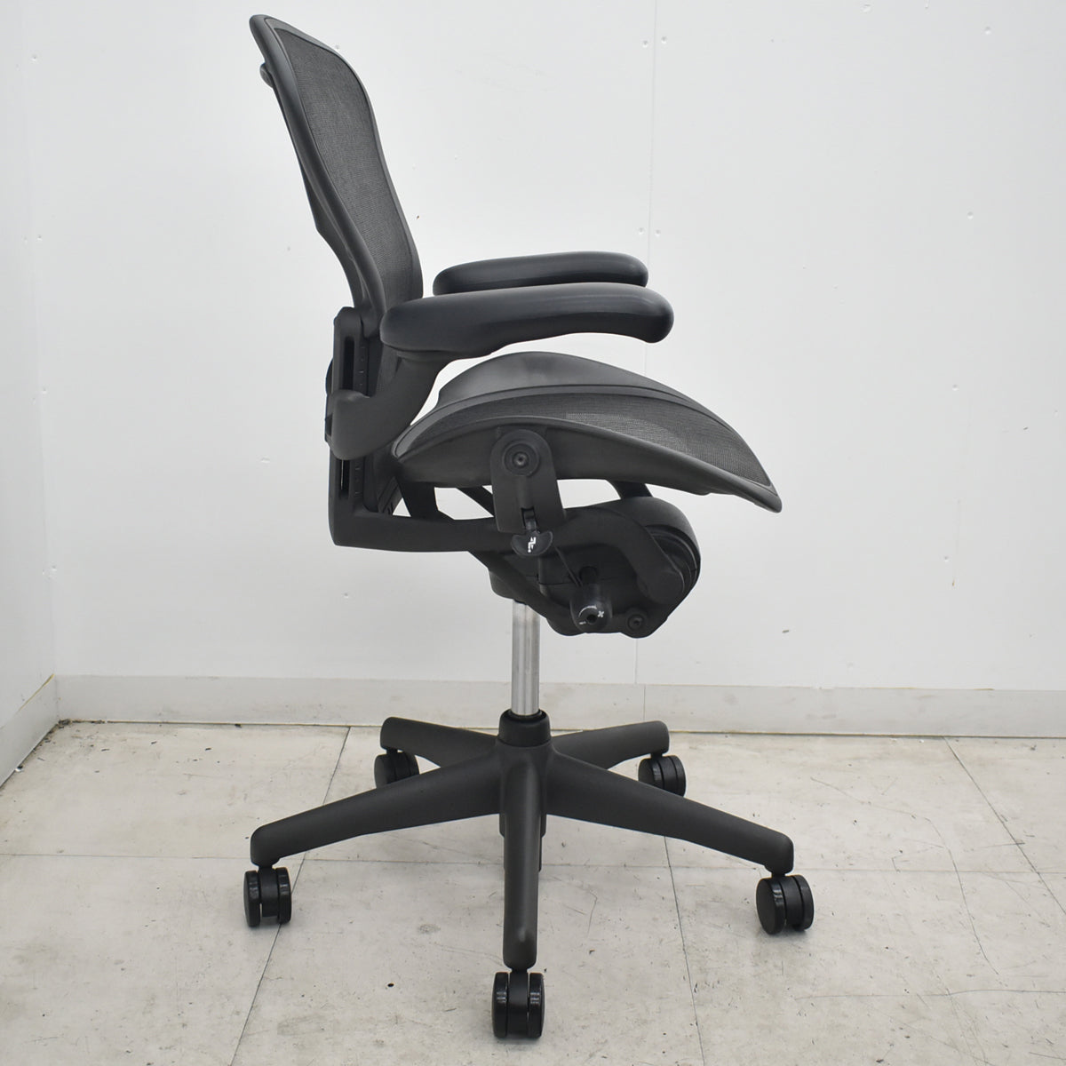 【中古】ハーマンミラー　アーロンチェア　Aサイズ　可動肘　ランバーサポート　前傾・リクライニング調整なし　昇降ガス新品　ブラック　2026073005【中古オフィス家具】
