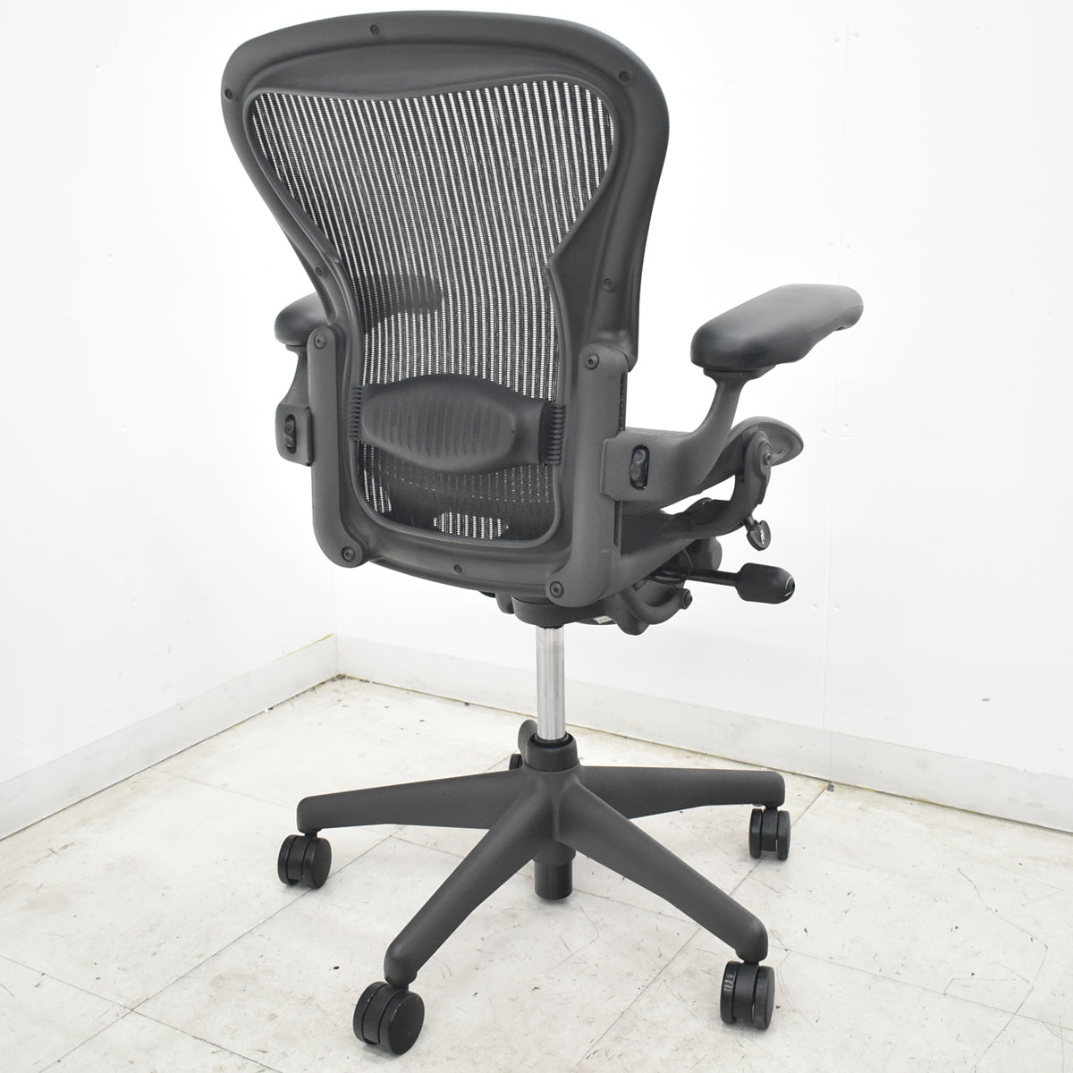 【中古】ハーマンミラー　アーロンチェア　Aサイズ　可動肘　ランバーサポート　前傾・リクライニング調整なし　昇降ガス新品　ブラック　2026073005【中古オフィス家具】