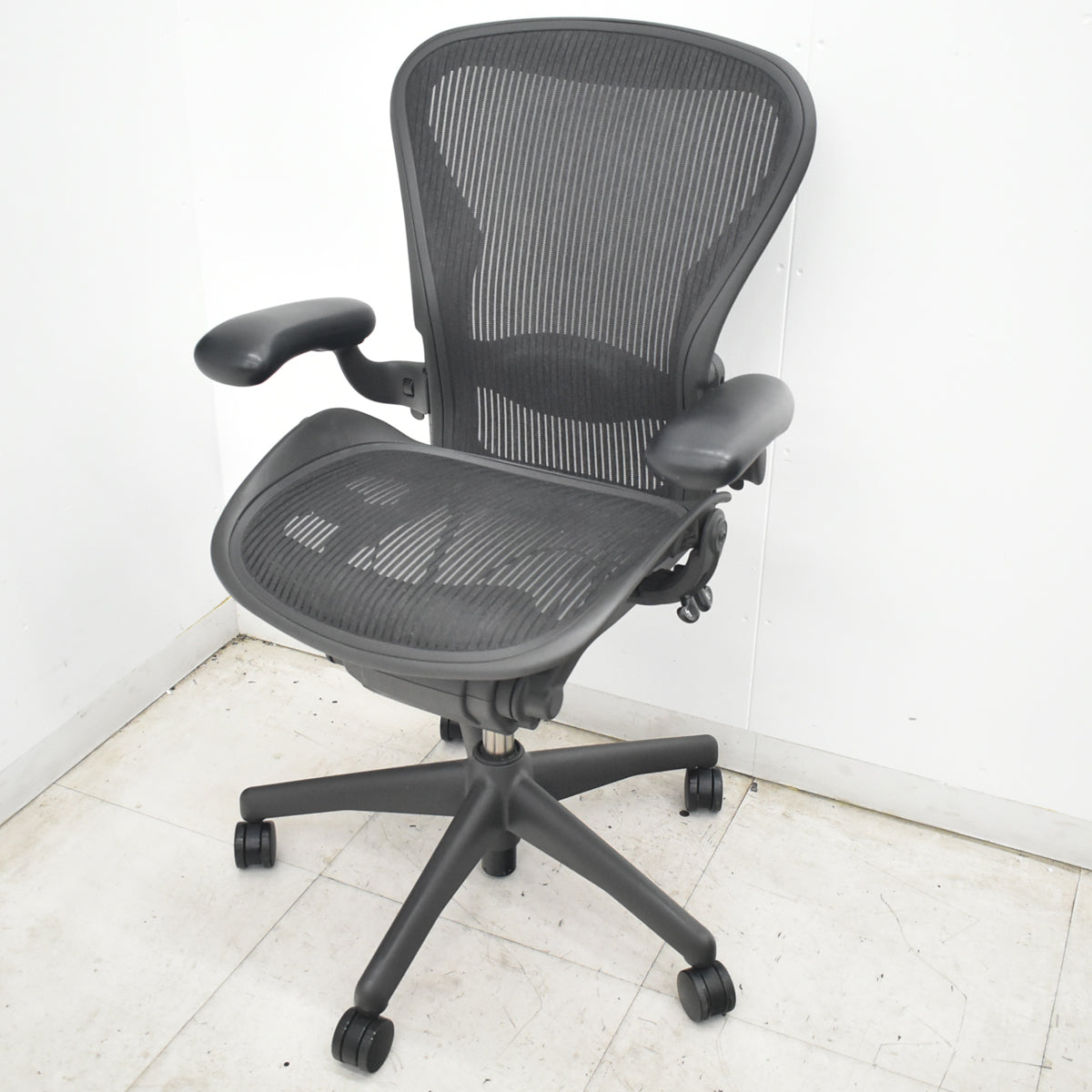 【中古】ハーマンミラー　アーロンチェア　Bサイズ　フル装備　ランバーサポート　肘レバータイプ　ブラック　2026073006【中古オフィス家具】