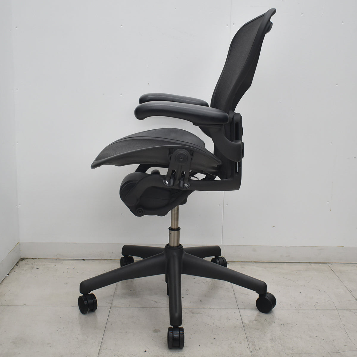 【中古】ハーマンミラー　アーロンチェア　Bサイズ　フル装備　ランバーサポート　肘レバータイプ　ブラック　2026073006【中古オフィス家具】