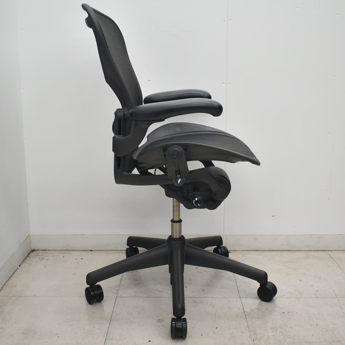 【中古】ハーマンミラー　アーロンチェア　Bサイズ　フル装備　ランバーサポート　肘レバータイプ　ブラック　2026073006【中古オフィス家具】