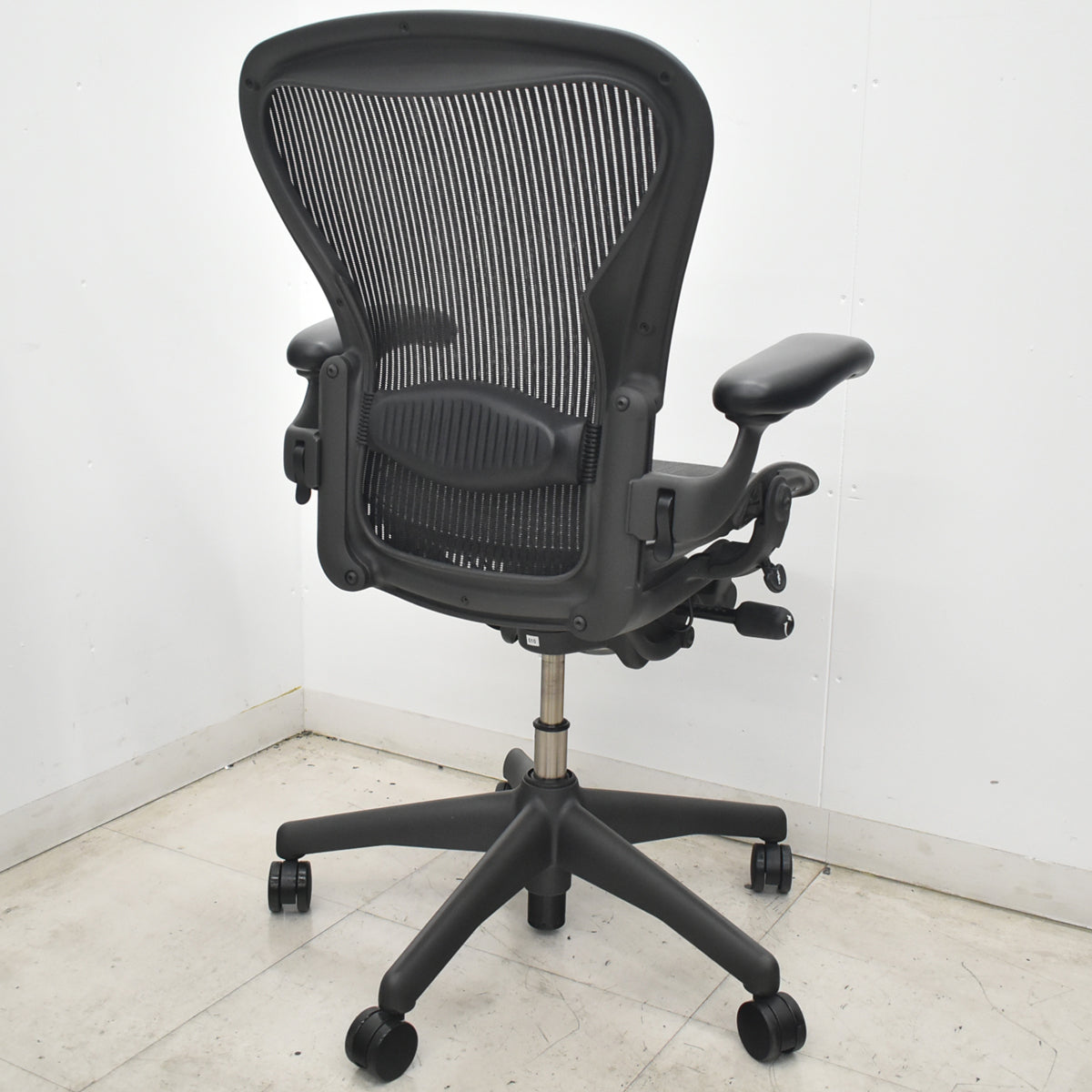【中古】ハーマンミラー　アーロンチェア　Bサイズ　フル装備　ランバーサポート　肘レバータイプ　ブラック　2026073006【中古オフィス家具】