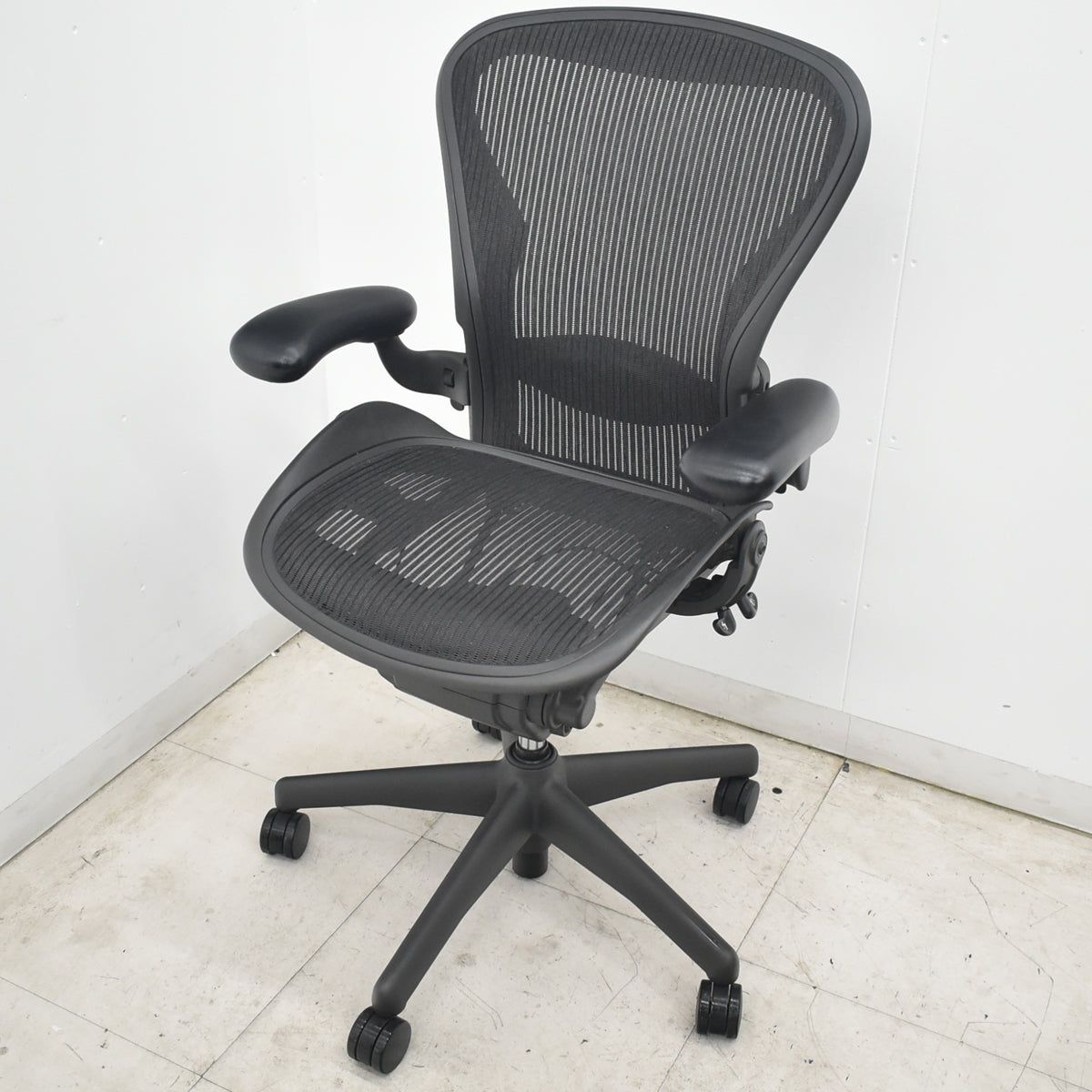 【中古】ハーマンミラー　アーロンチェア　Bサイズ　フル装備　ランバーサポート　肘レバータイプ　ブラック　2026073007【中古オフィス家具】