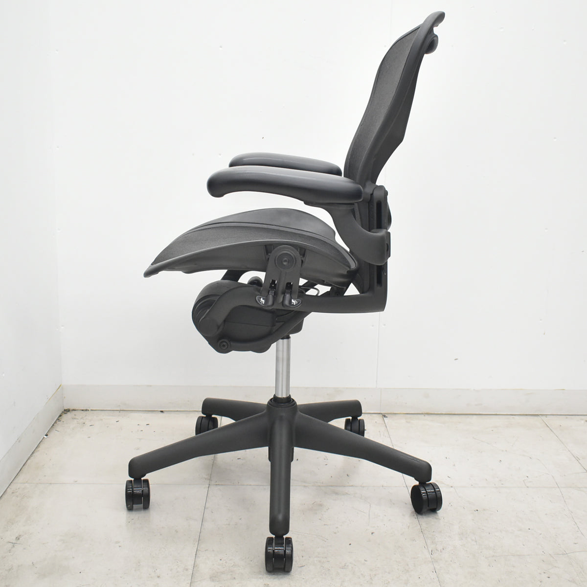 【中古】ハーマンミラー　アーロンチェア　Bサイズ　フル装備　ランバーサポート　肘レバータイプ　ブラック　2026073007【中古オフィス家具】