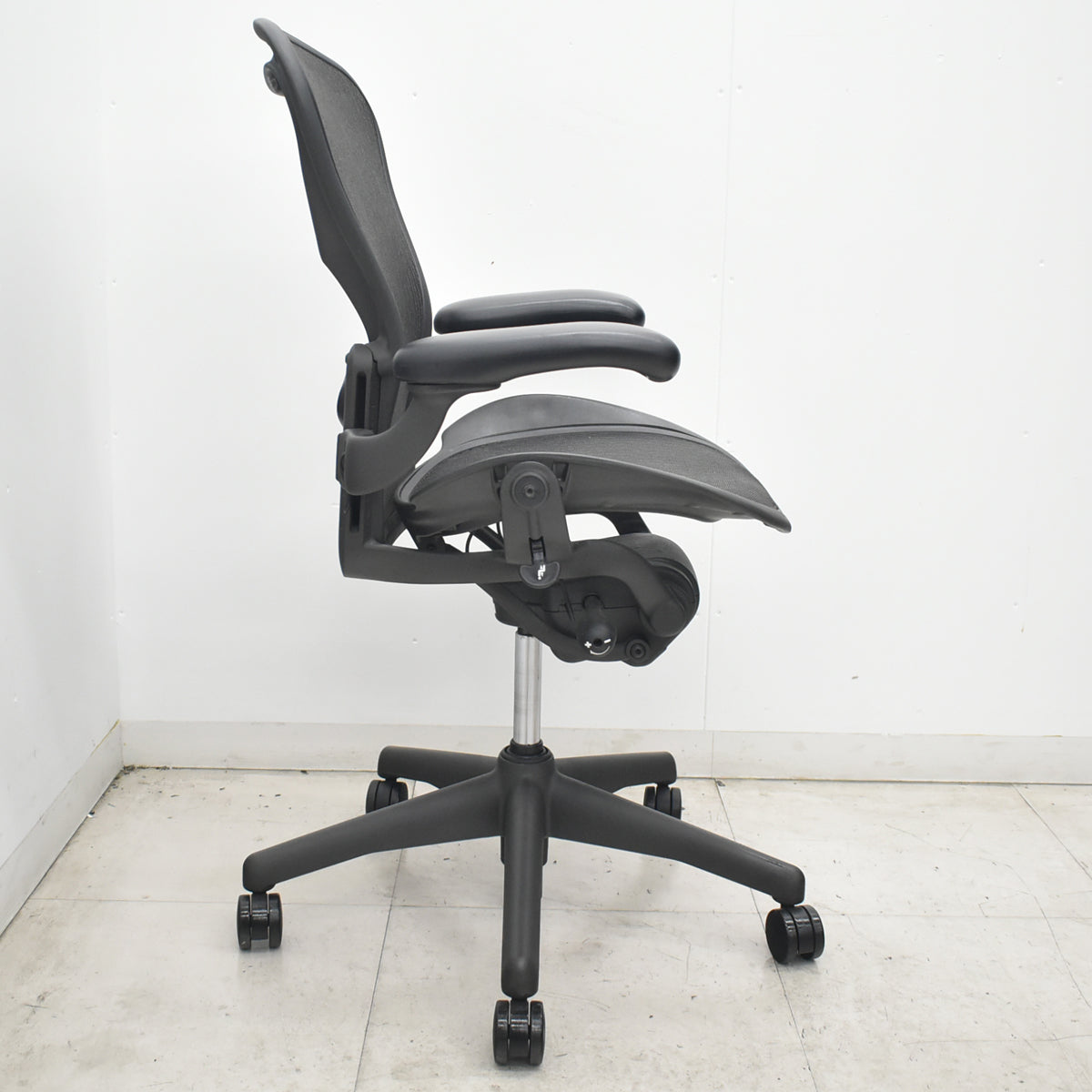 【中古】ハーマンミラー　アーロンチェア　Bサイズ　フル装備　ランバーサポート　肘レバータイプ　ブラック　2026073007【中古オフィス家具】