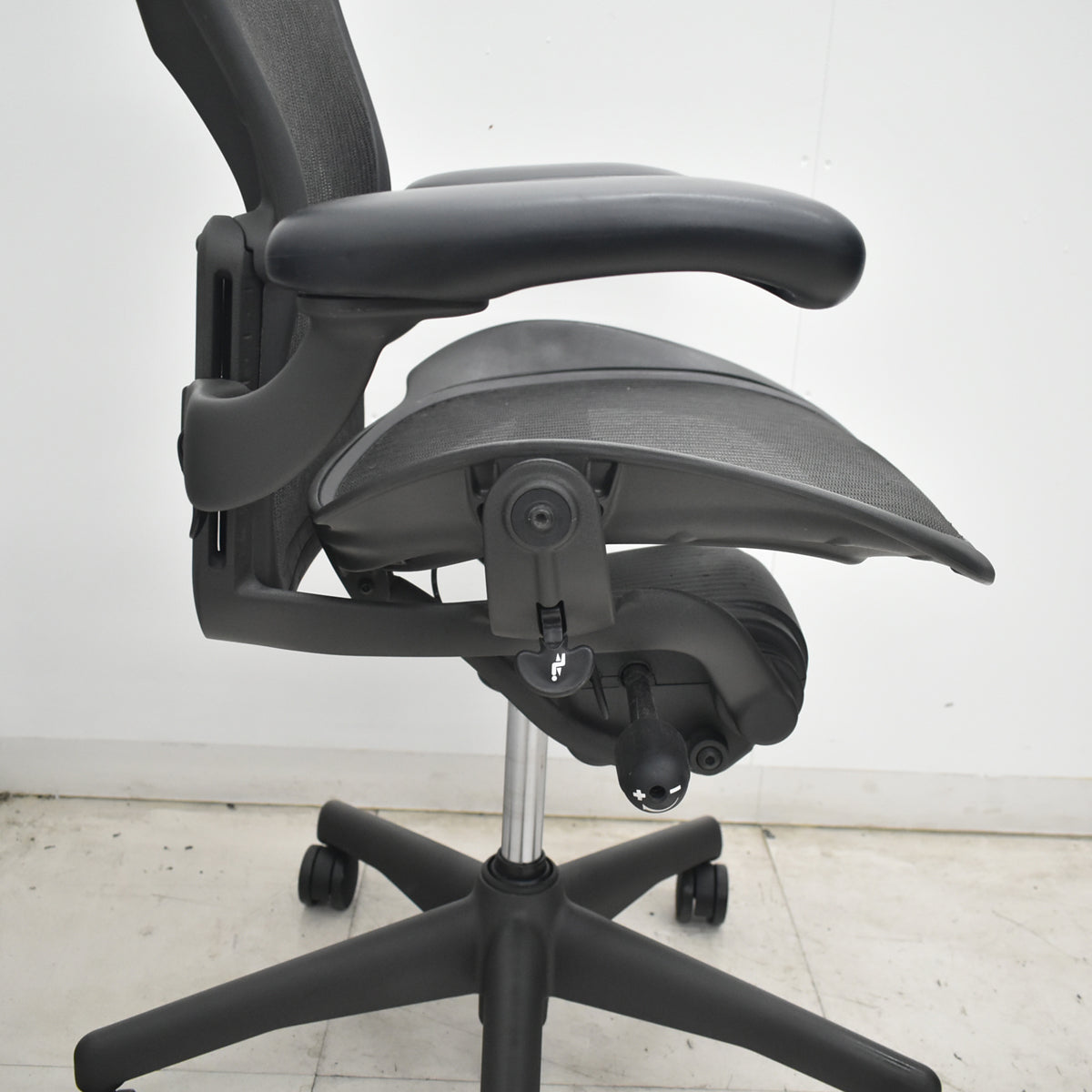 【中古】ハーマンミラー　アーロンチェア　Bサイズ　フル装備　ランバーサポート　肘レバータイプ　ブラック　2026073007【中古オフィス家具】