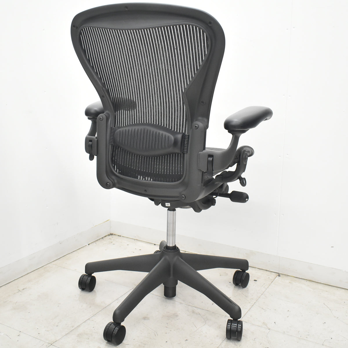 【中古】ハーマンミラー　アーロンチェア　Bサイズ　フル装備　ランバーサポート　肘レバータイプ　ブラック　2026073007【中古オフィス家具】
