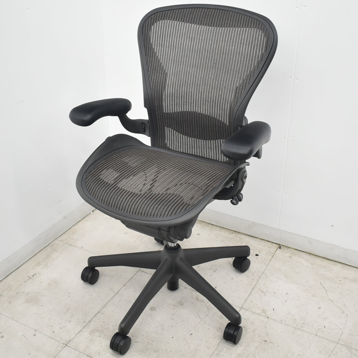 【中古】ハーマンミラー　アーロンチェア　Bサイズ　フル装備　ランバーサポート　ブラック　2026073008【中古オフィス家具】