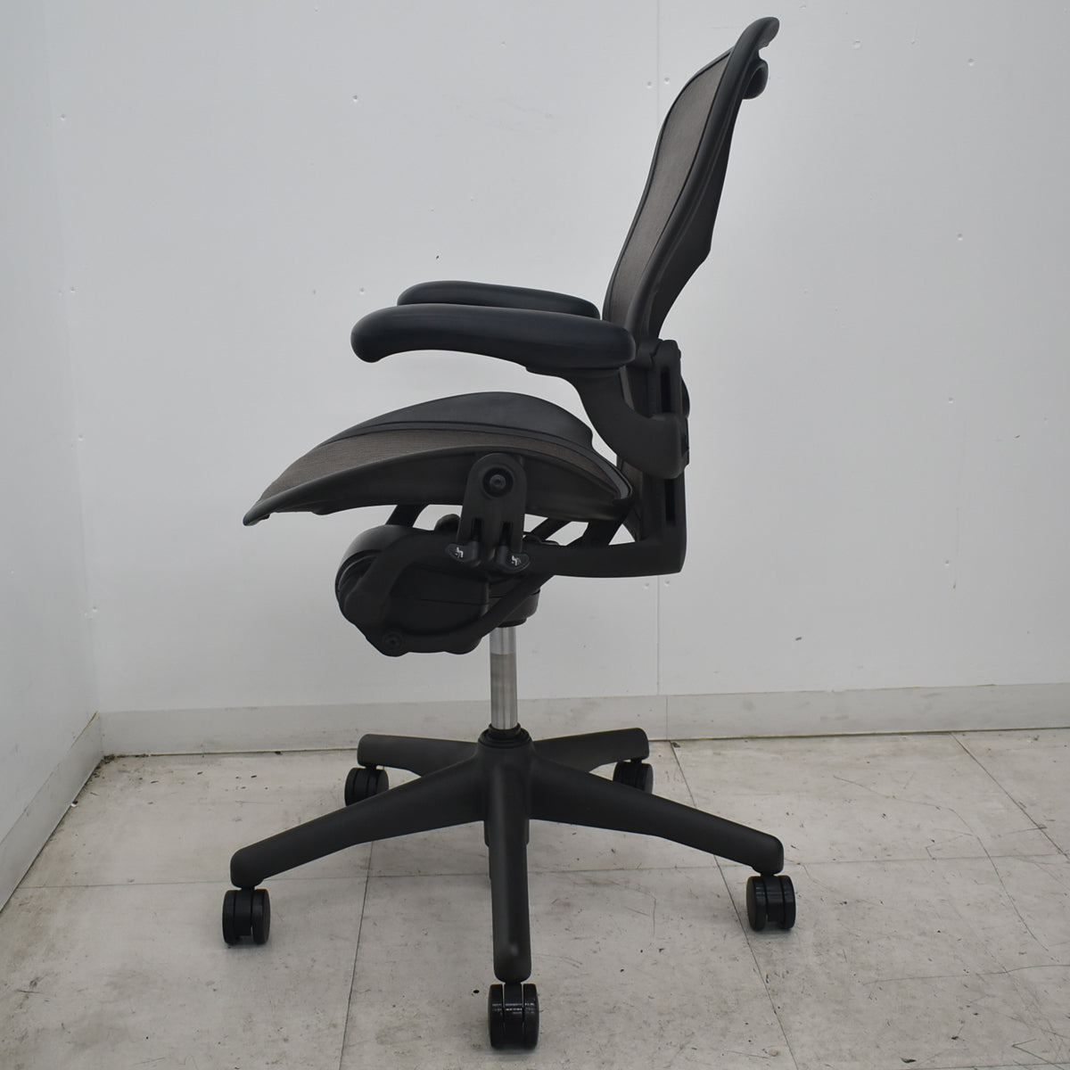 【中古】ハーマンミラー　アーロンチェア　Bサイズ　フル装備　ランバーサポート　ブラック　2026073008【中古オフィス家具】