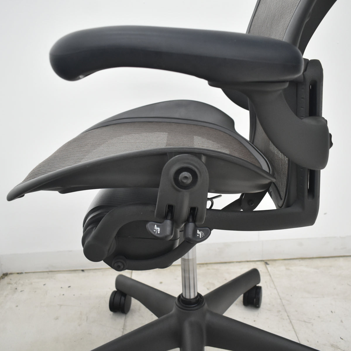 【中古】ハーマンミラー　アーロンチェア　Bサイズ　フル装備　ランバーサポート　ブラック　2026073008【中古オフィス家具】