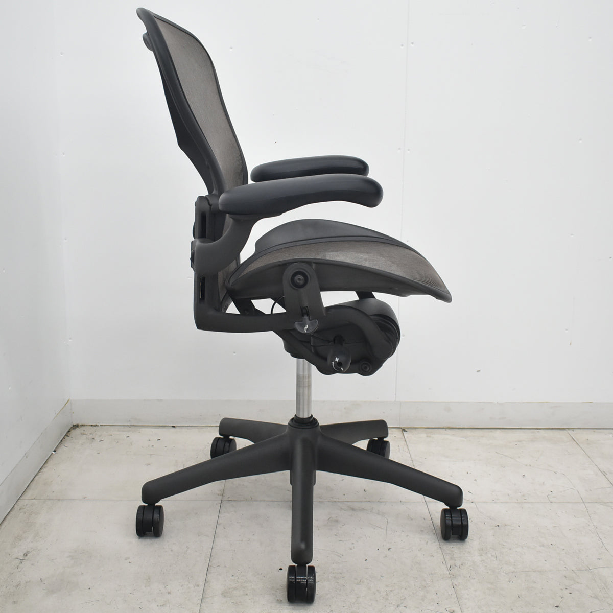 【中古】ハーマンミラー　アーロンチェア　Bサイズ　フル装備　ランバーサポート　ブラック　2026073008【中古オフィス家具】