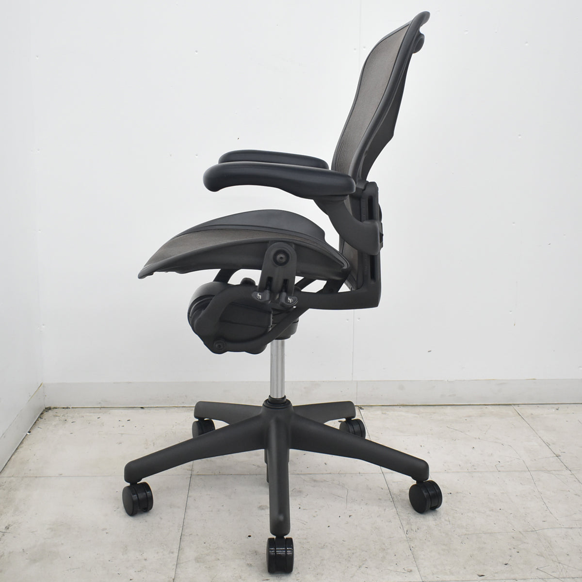 【中古】ハーマンミラー　アーロンチェア　Bサイズ　フル装備　ランバーサポート　昇降ガス新品　ブラウン　2026073009【中古オフィス家具】