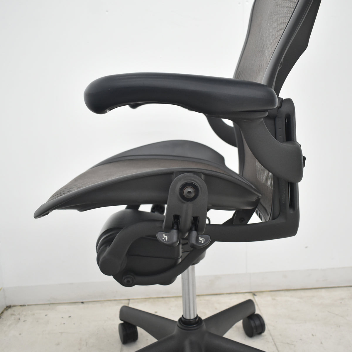 【中古】ハーマンミラー　アーロンチェア　Bサイズ　フル装備　ランバーサポート　昇降ガス新品　ブラウン　2026073009【中古オフィス家具】