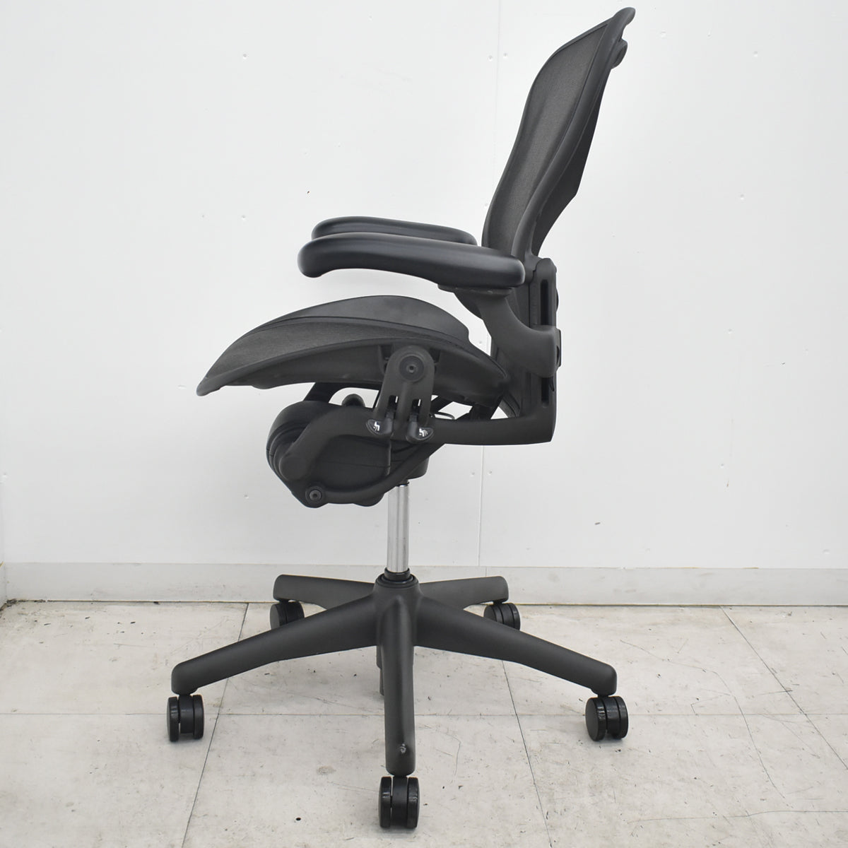 【中古】ハーマンミラー　アーロンチェア　Bサイズ　フル装備　ランバーサポート肘レバータイプ　昇降ガス新品　ブラック　2026073010【中古オフィス家具】