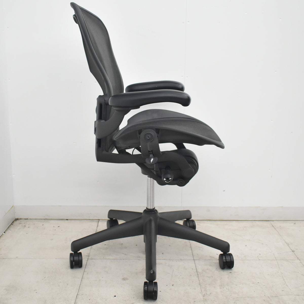 【中古】ハーマンミラー　アーロンチェア　Bサイズ　フル装備　ランバーサポート肘レバータイプ　昇降ガス新品　ブラック　2026073010【中古オフィス家具】