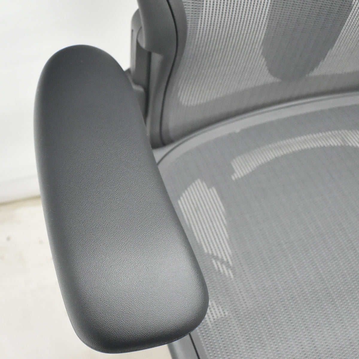 【中古】ハーマンミラー　アーロンチェア　リマスタード　固定肘　ポスチャーフィット　前傾機能なし　グレー　2026080101【中古オフィス家具】