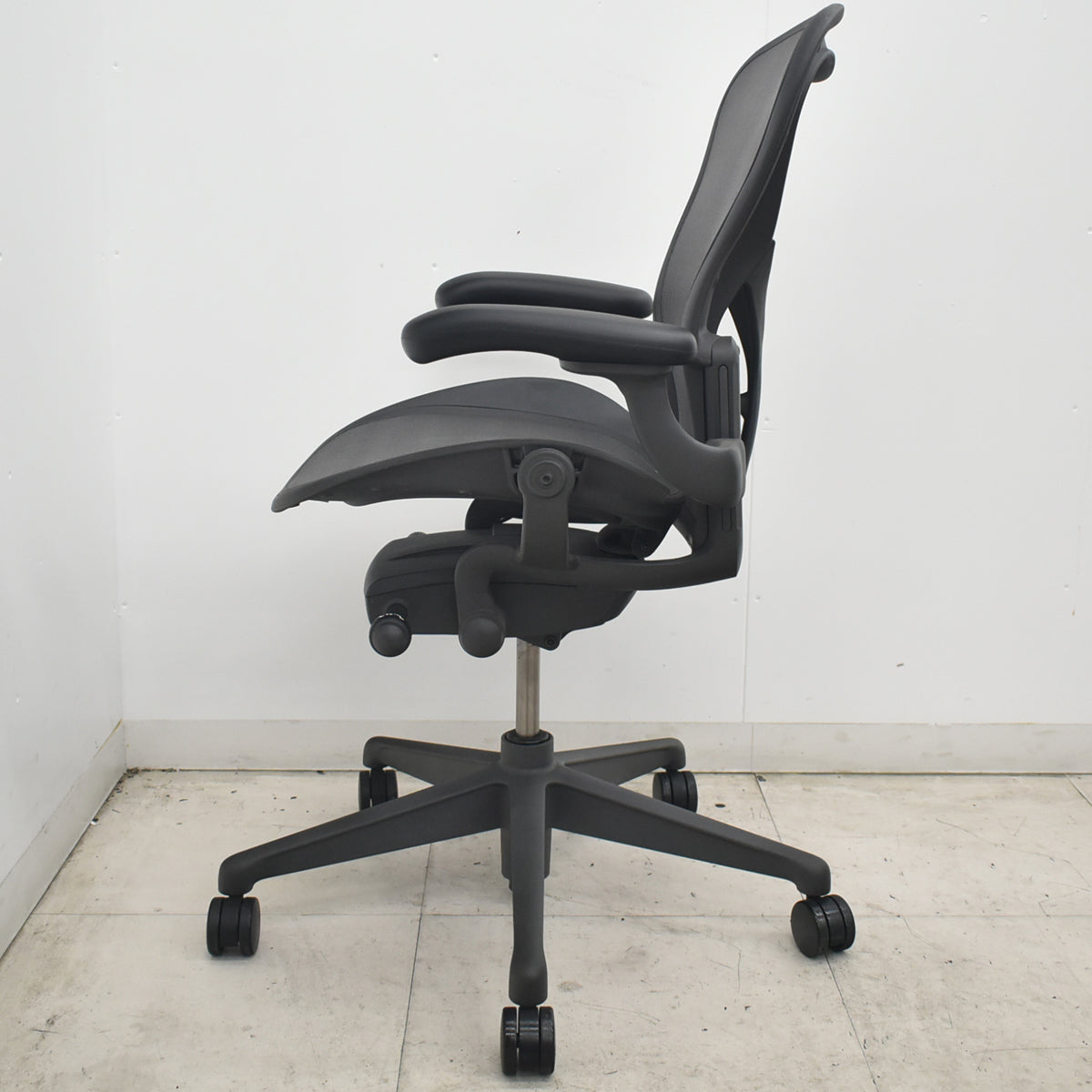 【中古】ハーマンミラー　アーロンチェア　リマスタード　固定肘　ポスチャーフィット　前傾機能なし　グレー　2026080101【中古オフィス家具】