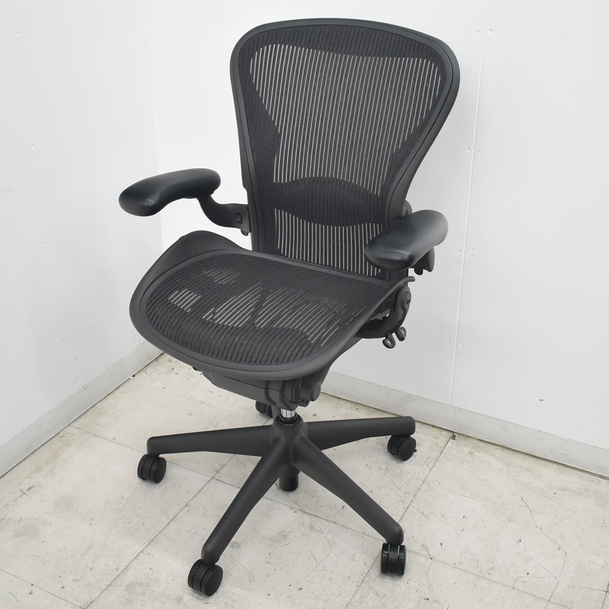 【中古】ハーマンミラー　アーロンチェア　Bサイズ　フル装備　ランバーサポート　昇降ガス新品　ブラック　2026080102【中古オフィス家具】