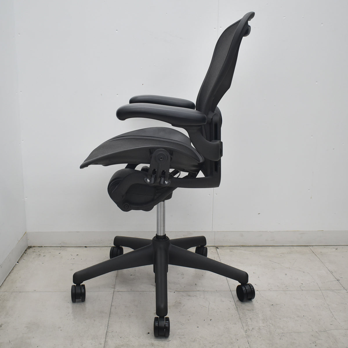 【中古】ハーマンミラー　アーロンチェア　Bサイズ　フル装備　ランバーサポート　昇降ガス新品　ブラック　2026080102【中古オフィス家具】