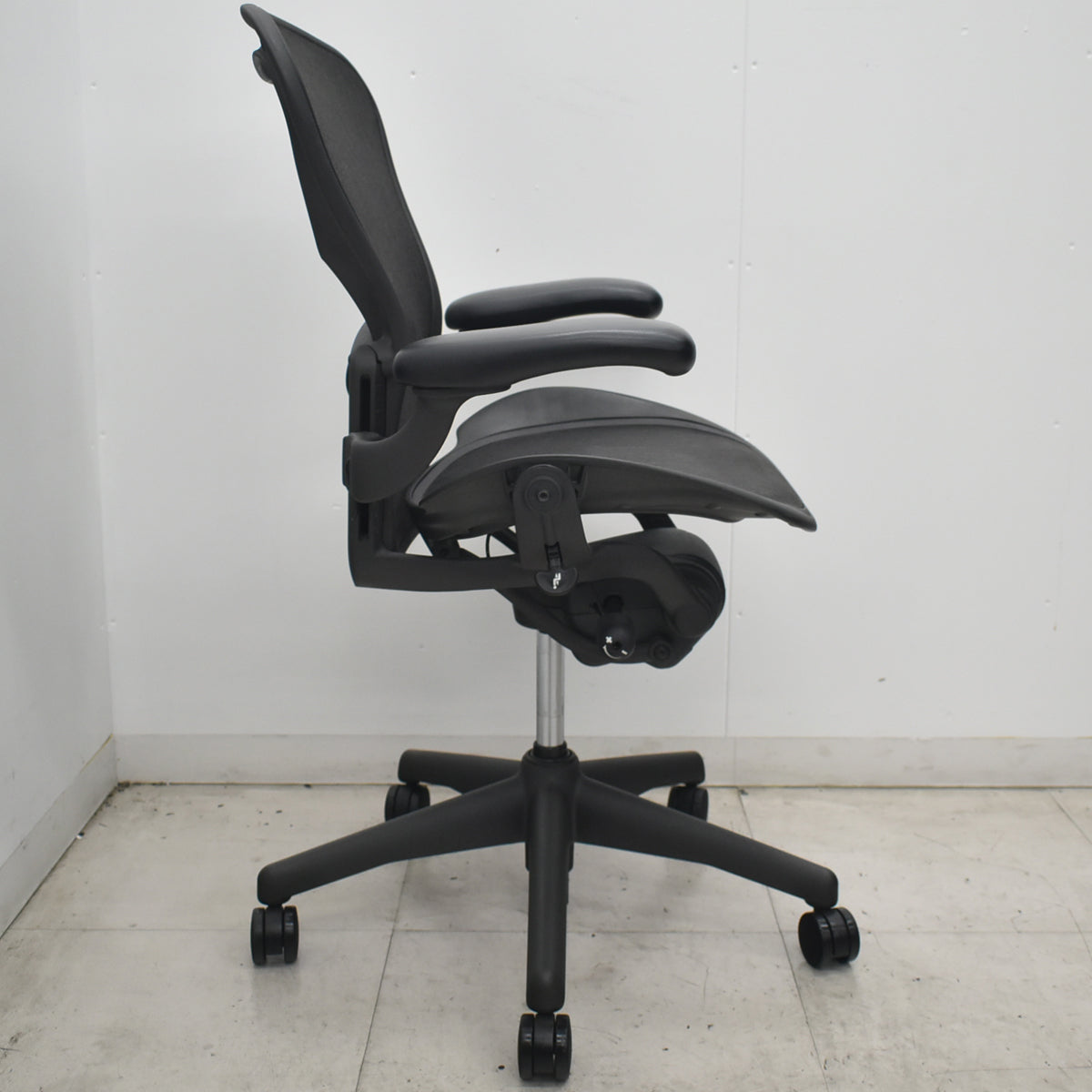 【中古】ハーマンミラー　アーロンチェア　Bサイズ　フル装備　ランバーサポート　昇降ガス新品　ブラック　2026080102【中古オフィス家具】